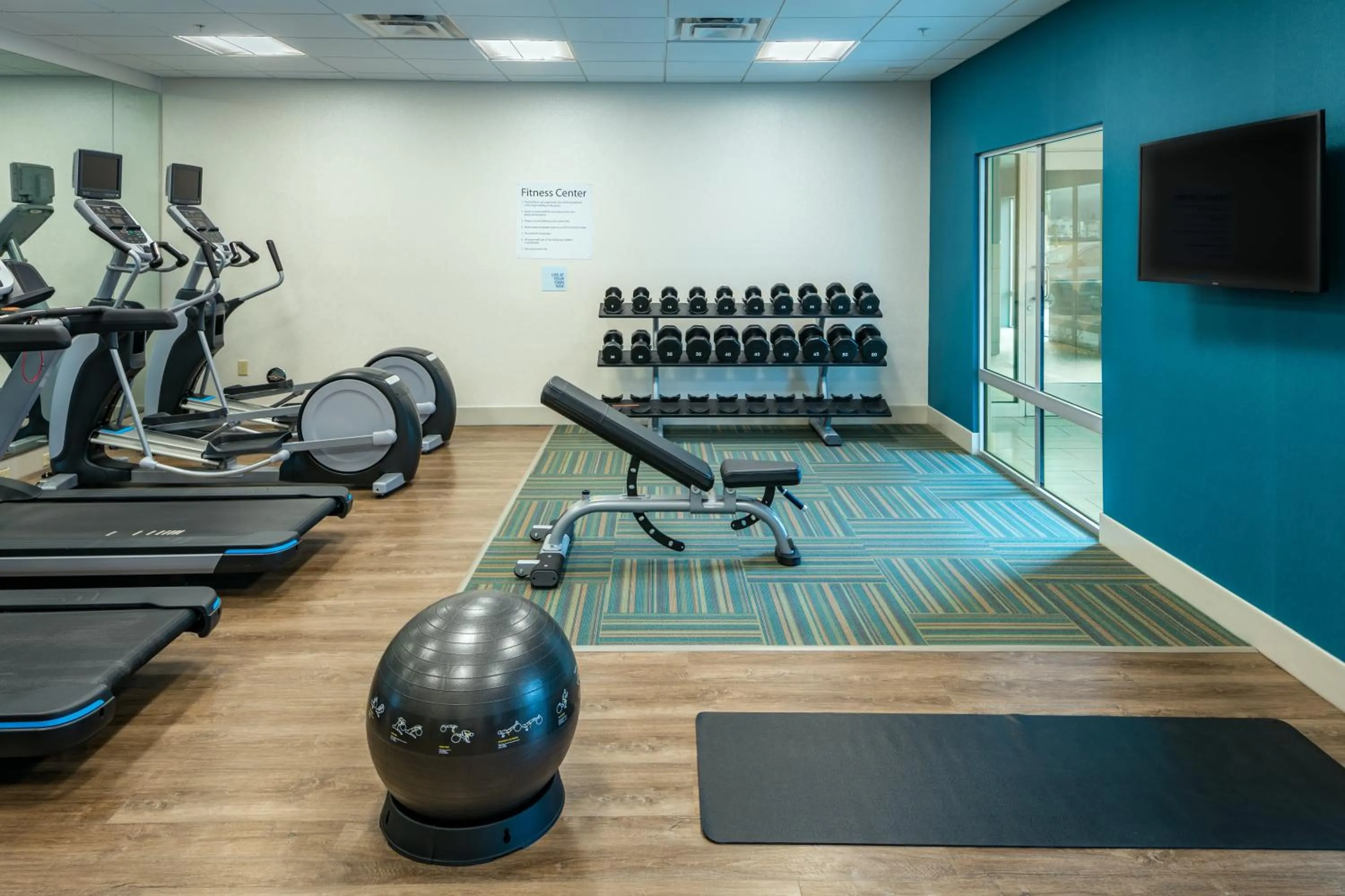 Fitness centre/facilities in Holiday Inn Express & Suites - Medford by IHG