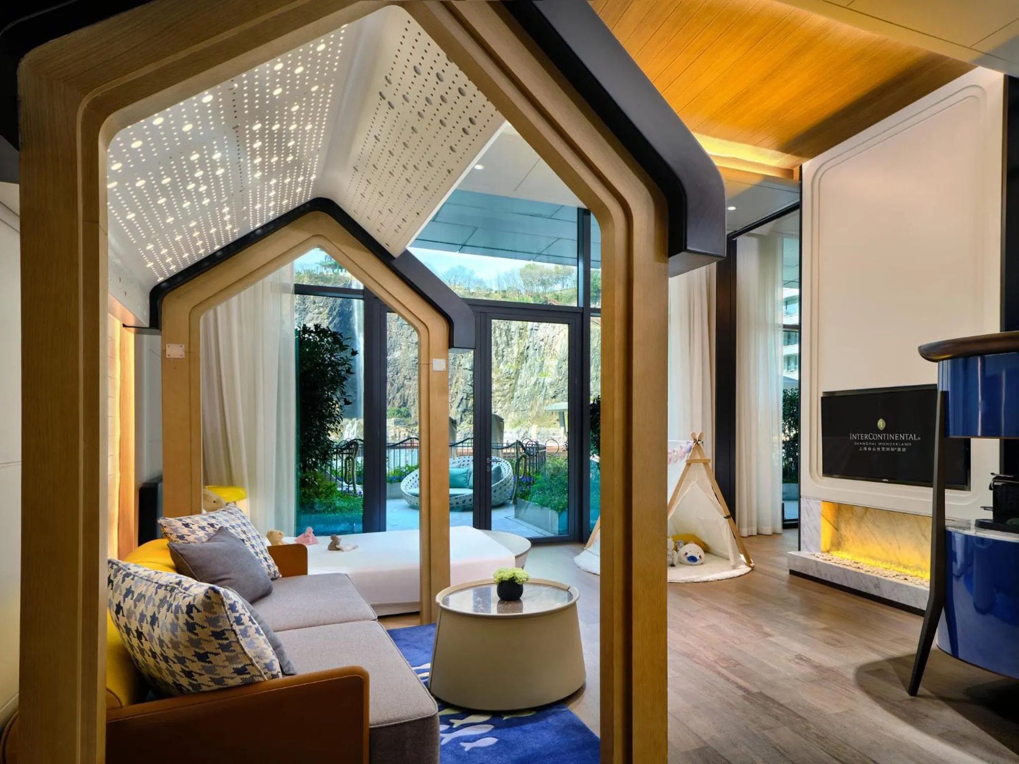 Photo of the whole room, Bed in InterContinental Shanghai Wonderland, an IHG Hotel