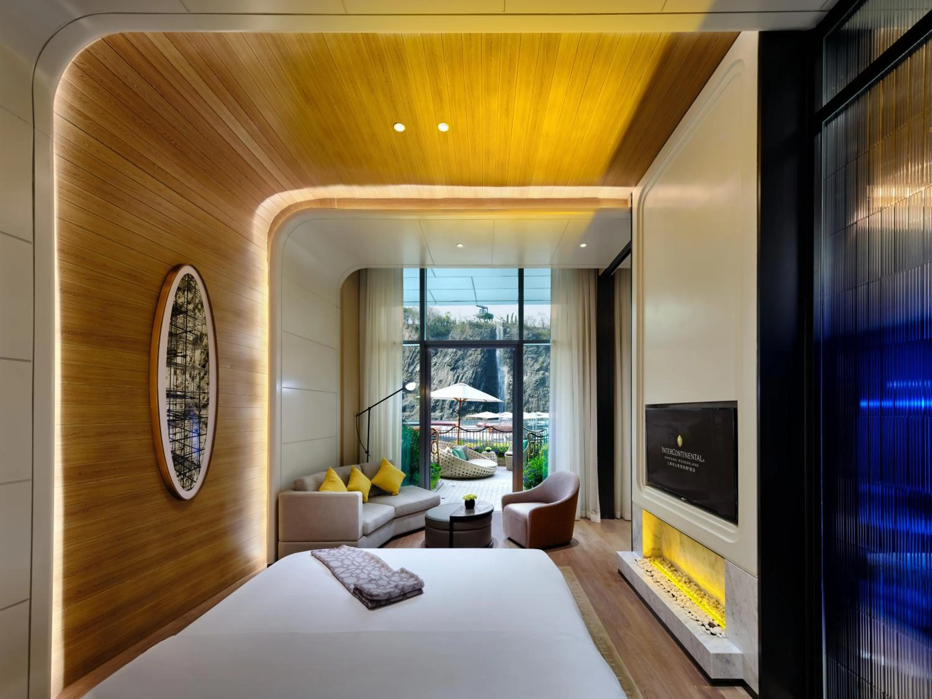 Bedroom, Bed in InterContinental Shanghai Wonderland, an IHG Hotel