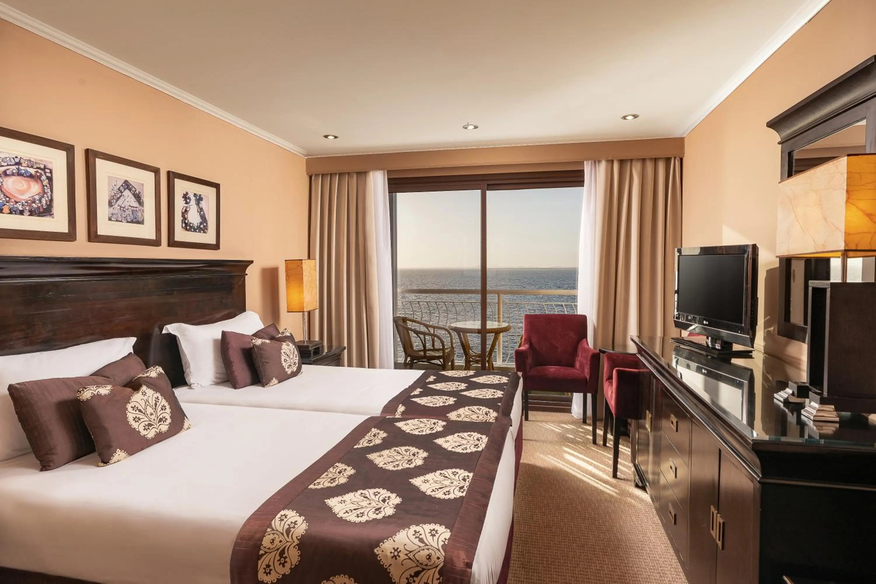Bedroom, Bed in Steigenberger Omar El Khayam Nile Cruise - Every Monday from Aswan for 07 & 04 Nights - Every Friday From Abu Simbel for 03 Nights