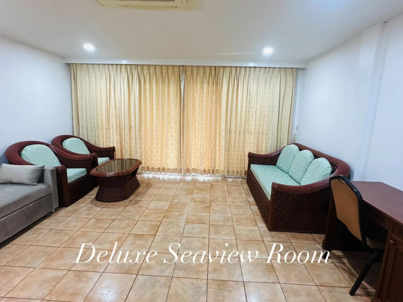 Living room in Surin Bay Inn