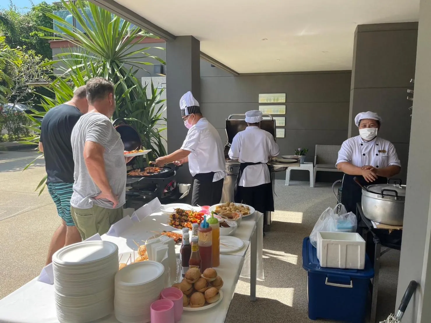 Restaurant/places to eat in Surin Bay Inn