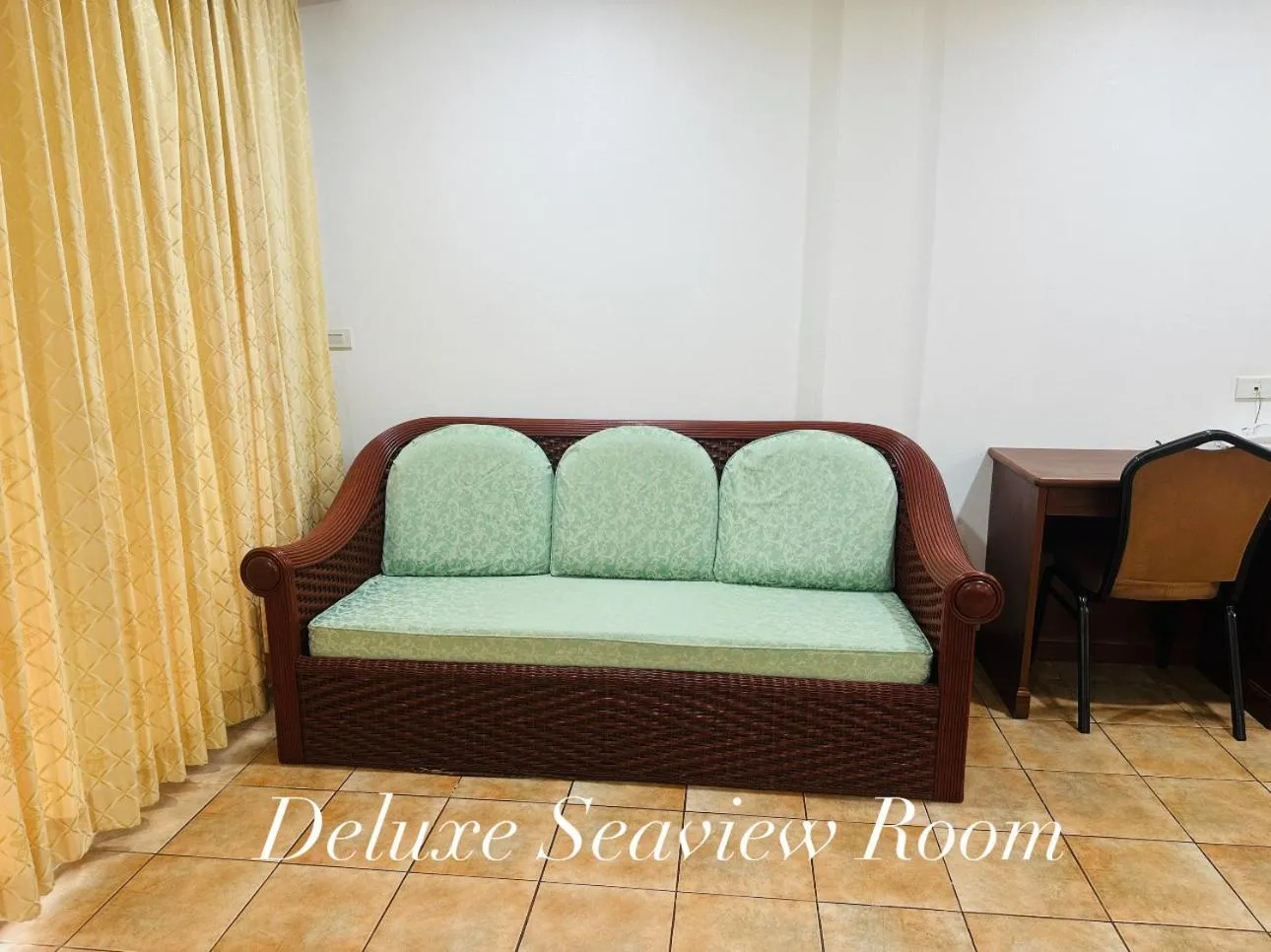 Living room in Surin Bay Inn