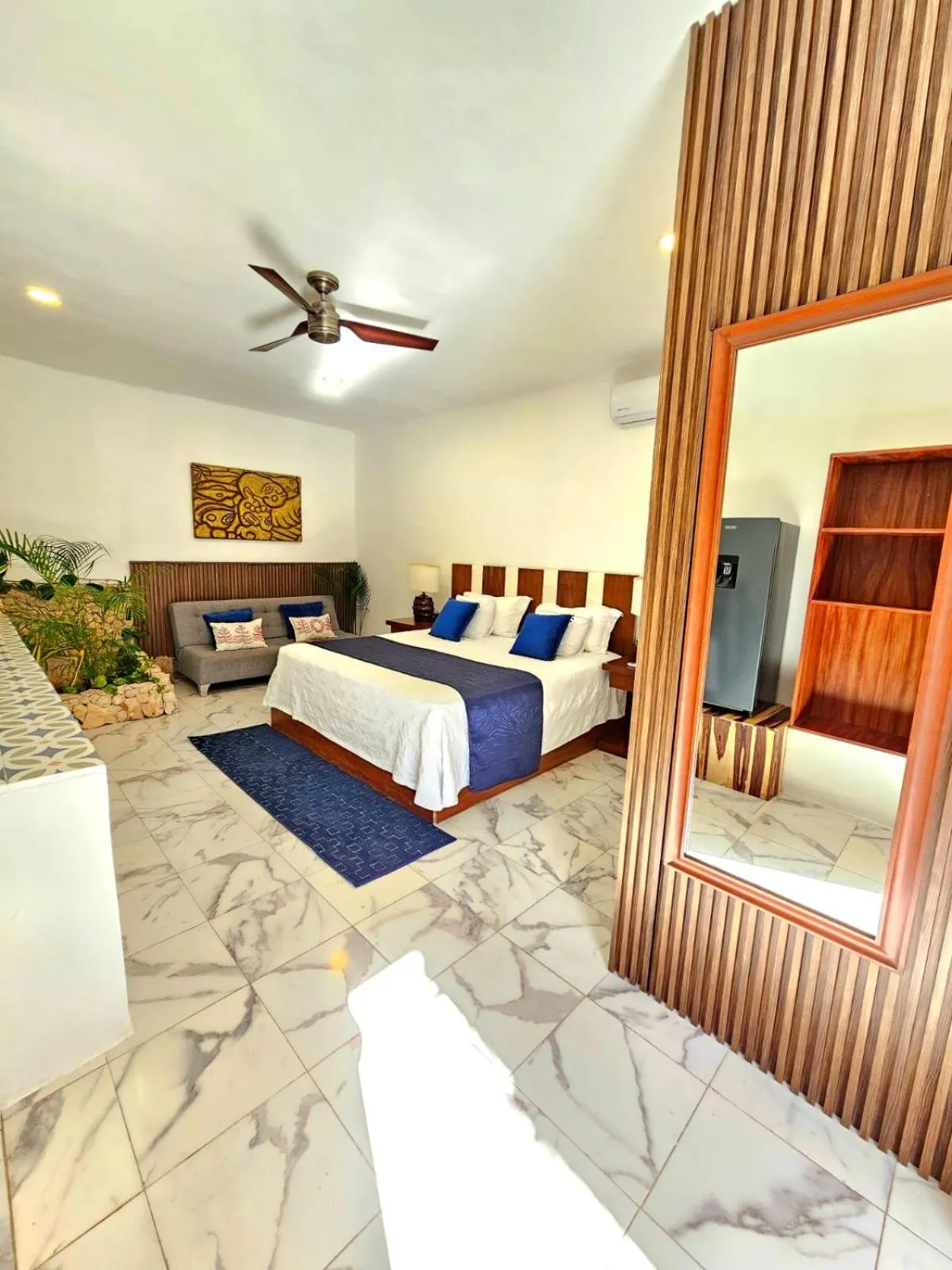 Photo of the whole room, Bed in Mayan Majesty Boutique Hotel