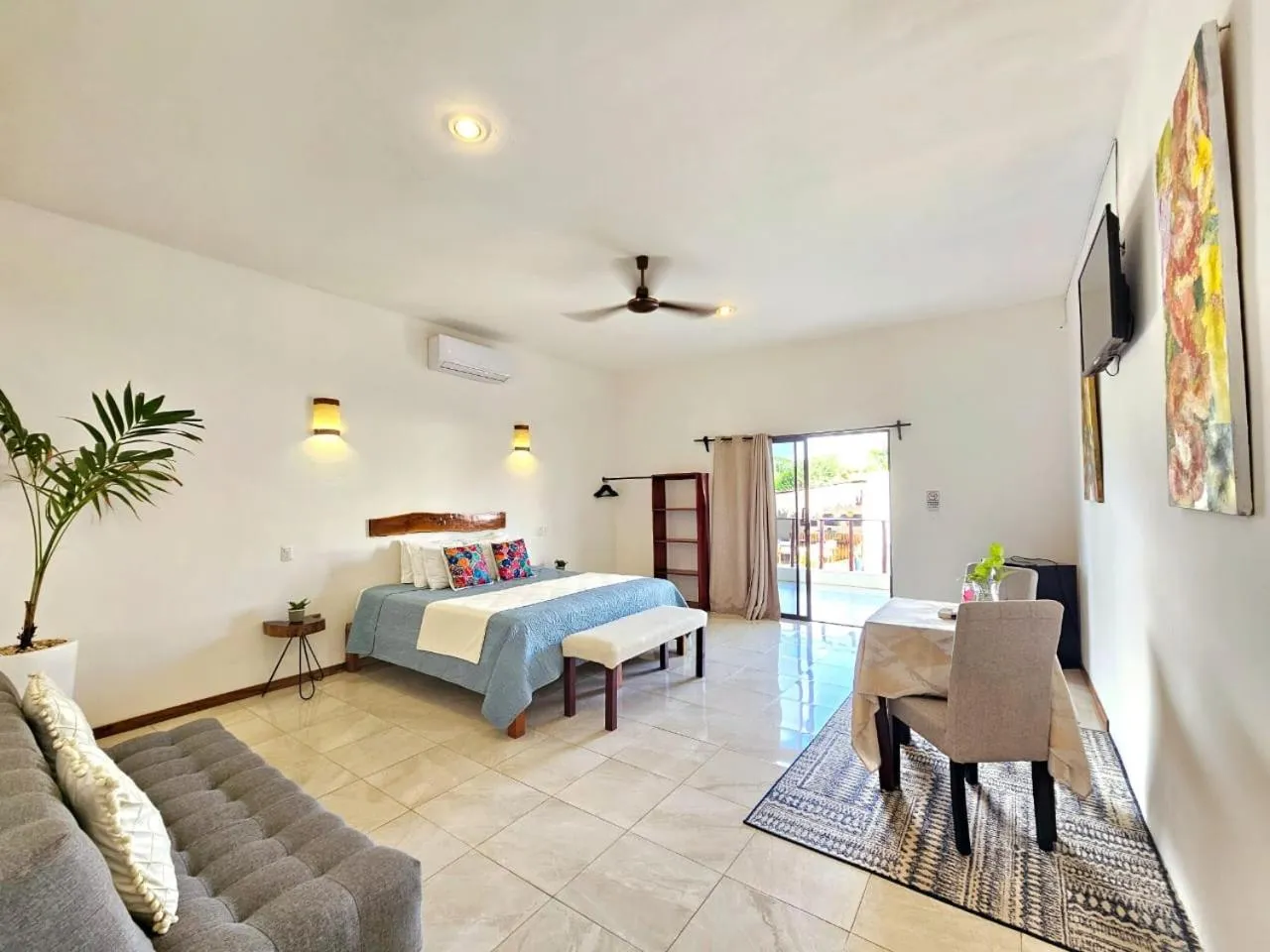 Photo of the whole room, Bed in Mayan Majesty Boutique Hotel