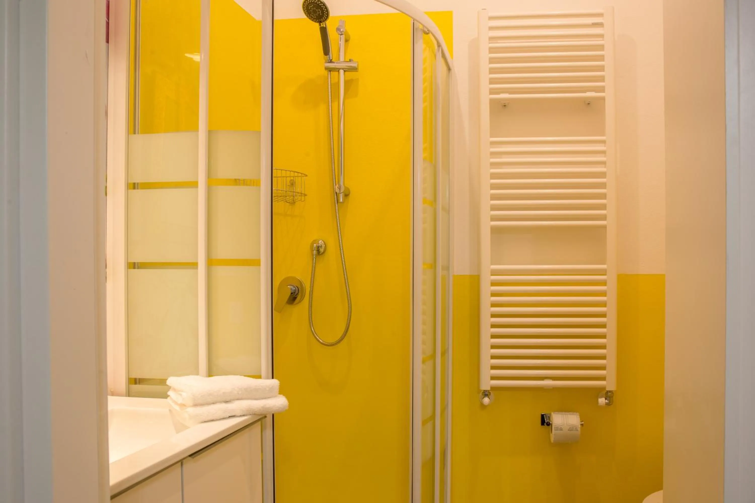 Shower in Pilastri Majestic Garden by Mmega