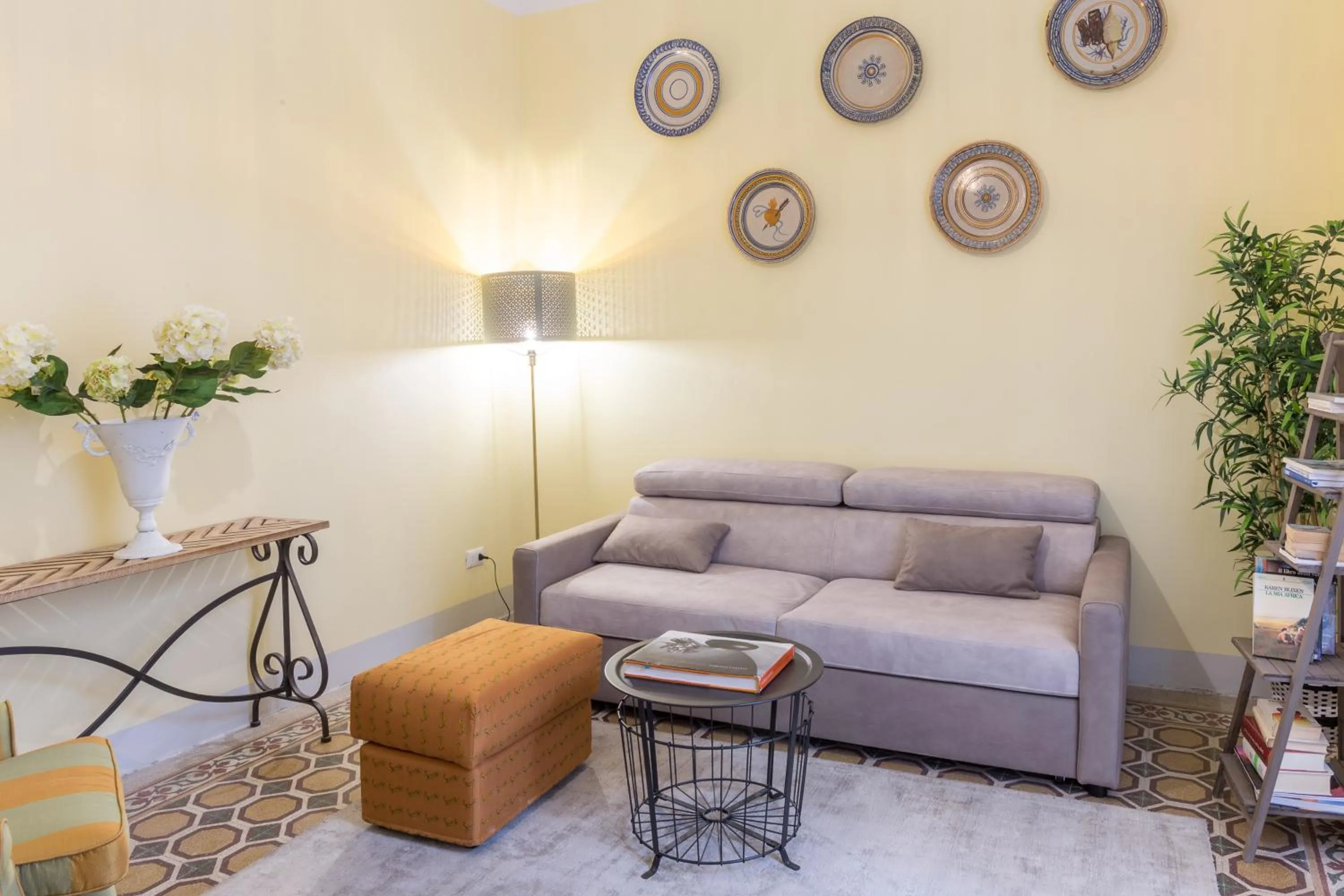 Living room in Pilastri Majestic Garden by Mmega