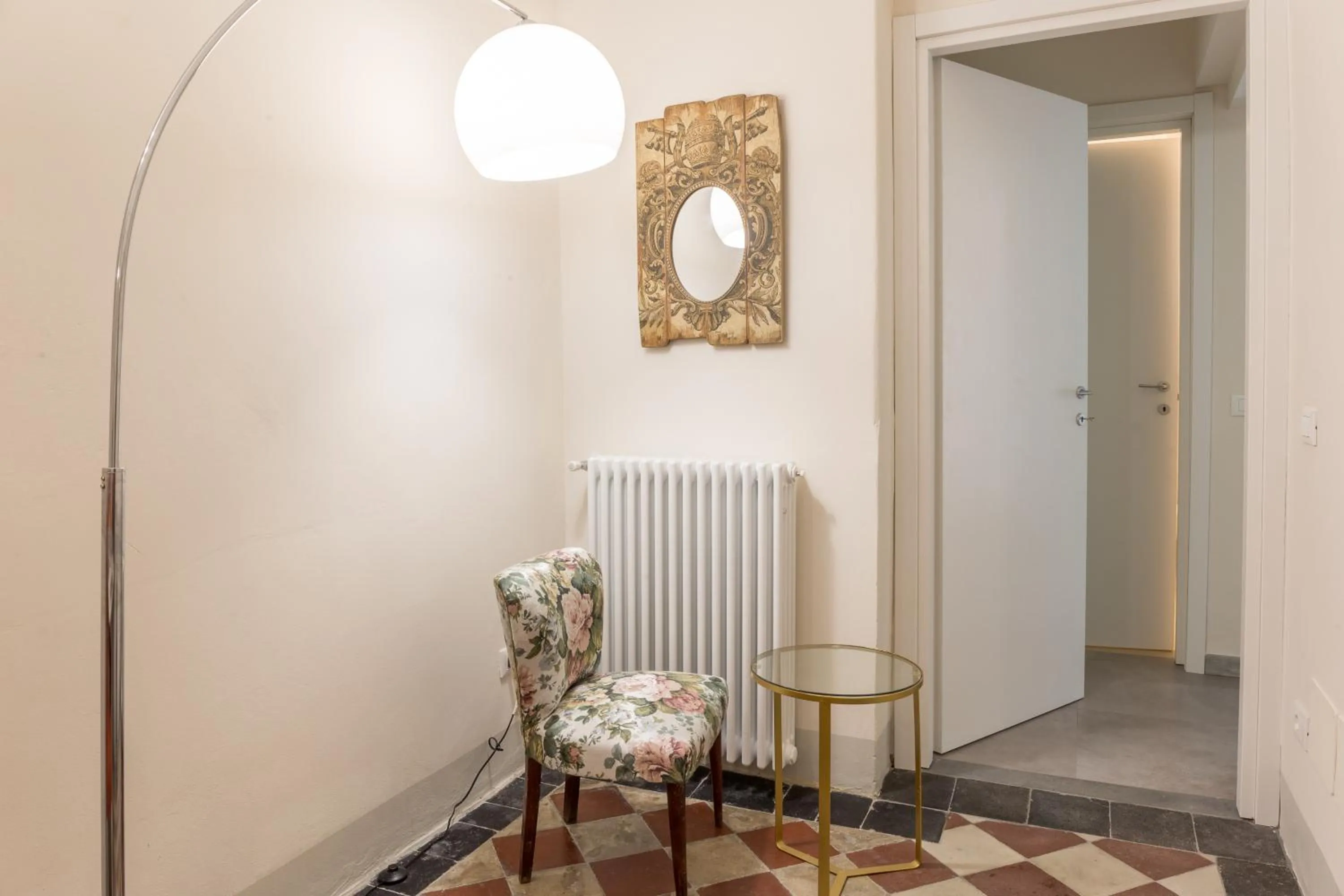 Living room in Pilastri Majestic Garden by Mmega