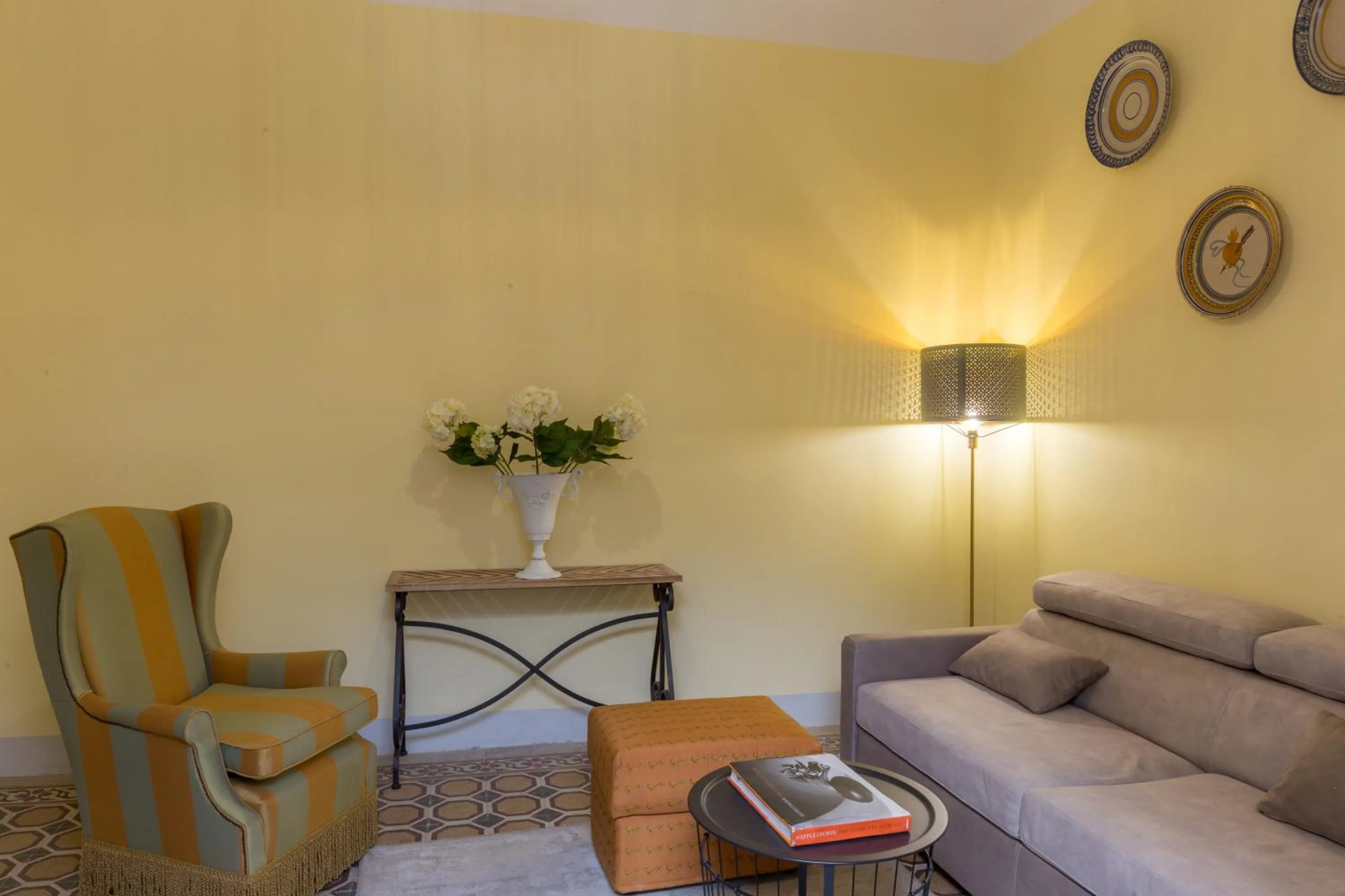 Living room in Pilastri Majestic Garden by Mmega