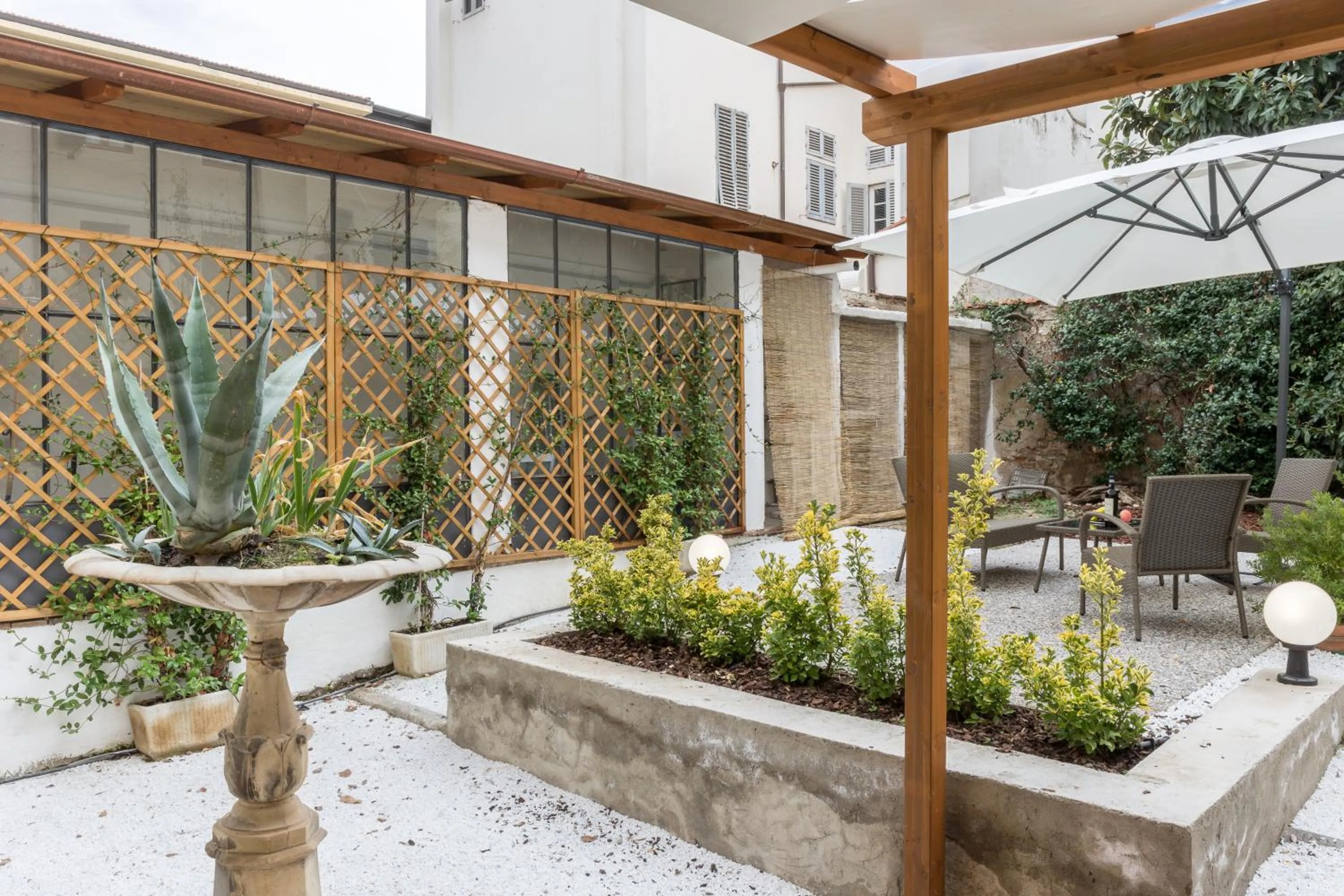 Garden in Pilastri Majestic Garden by Mmega