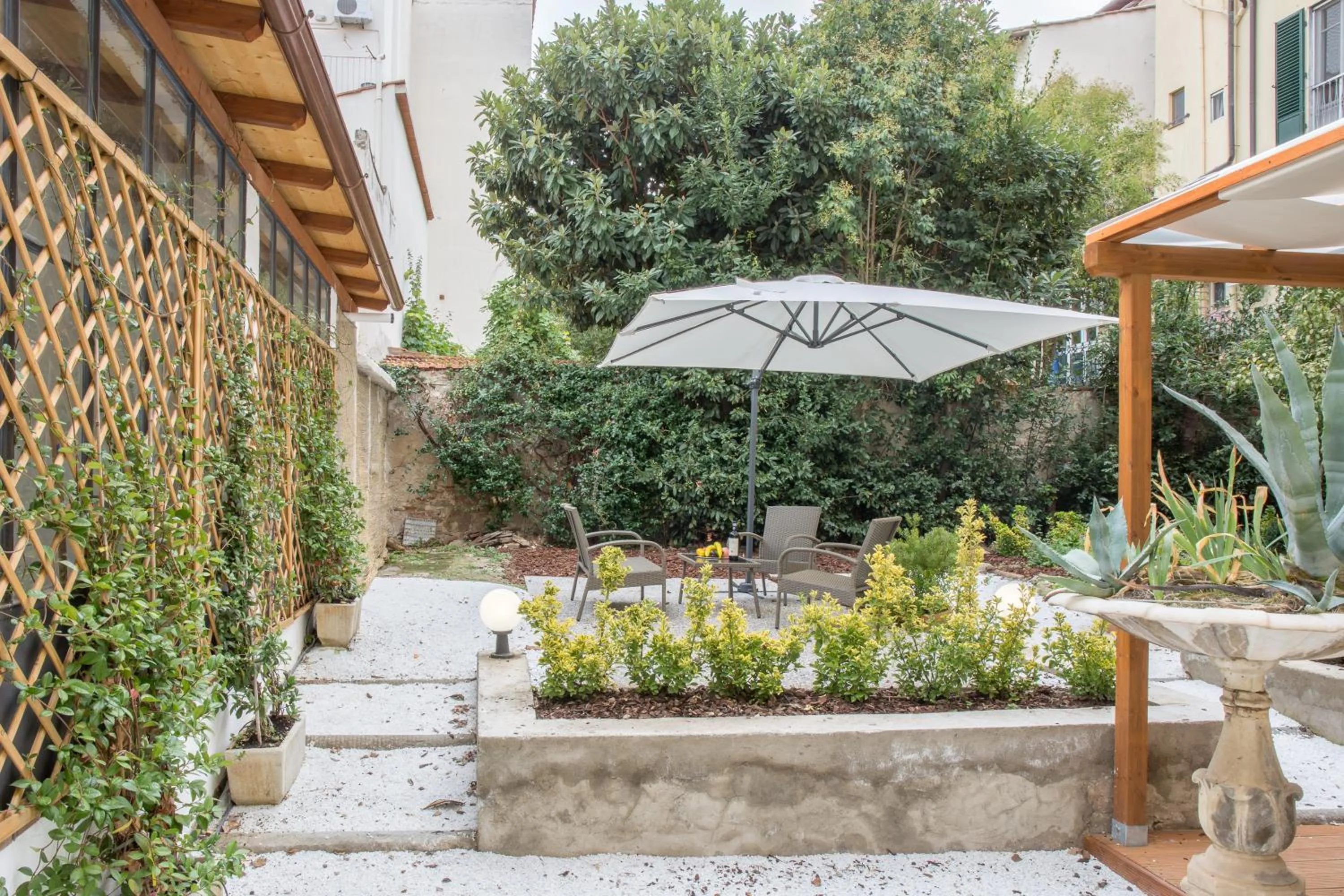 Garden in Pilastri Majestic Garden by Mmega