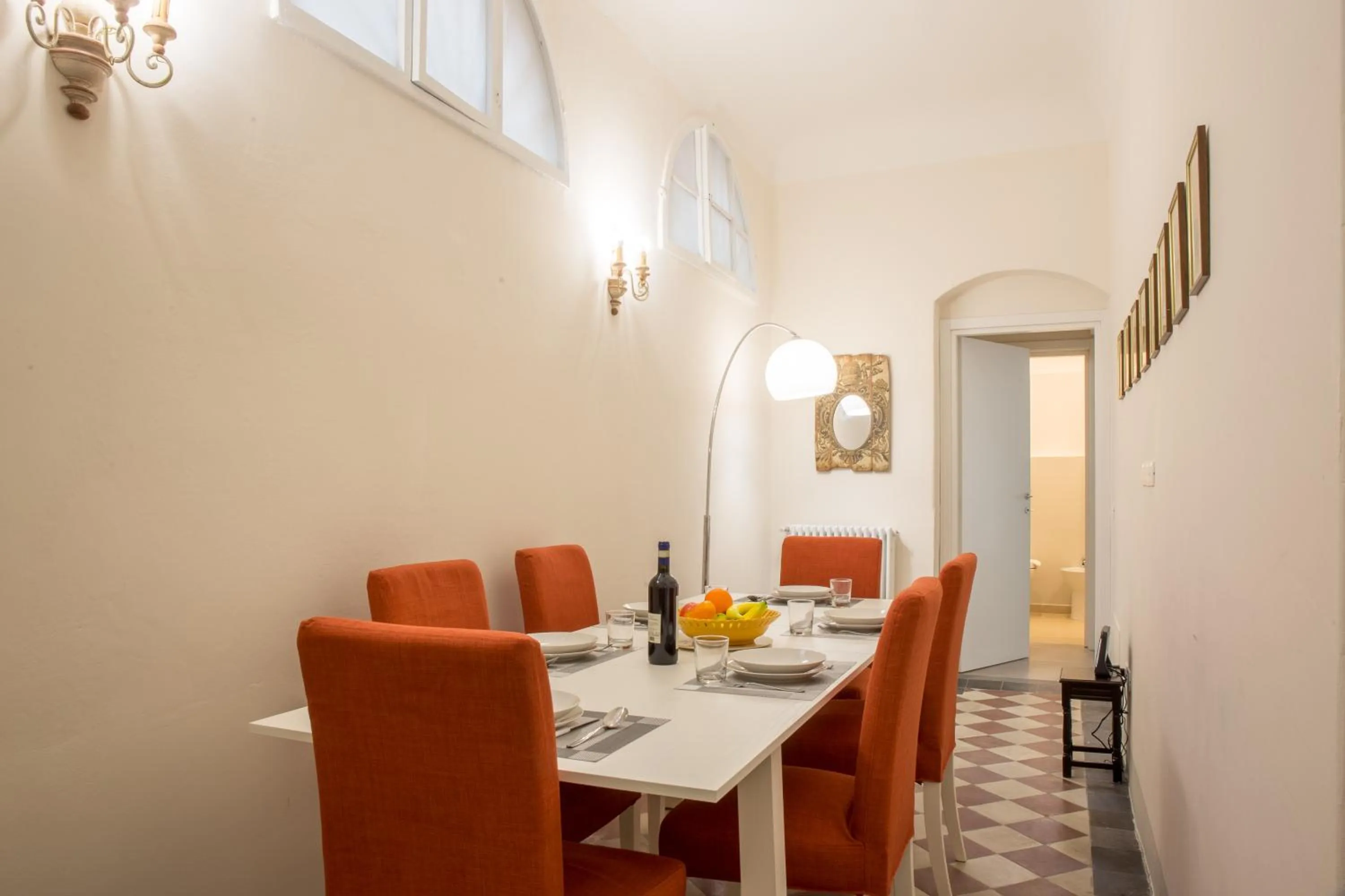 Dining area in Pilastri Majestic Garden by Mmega