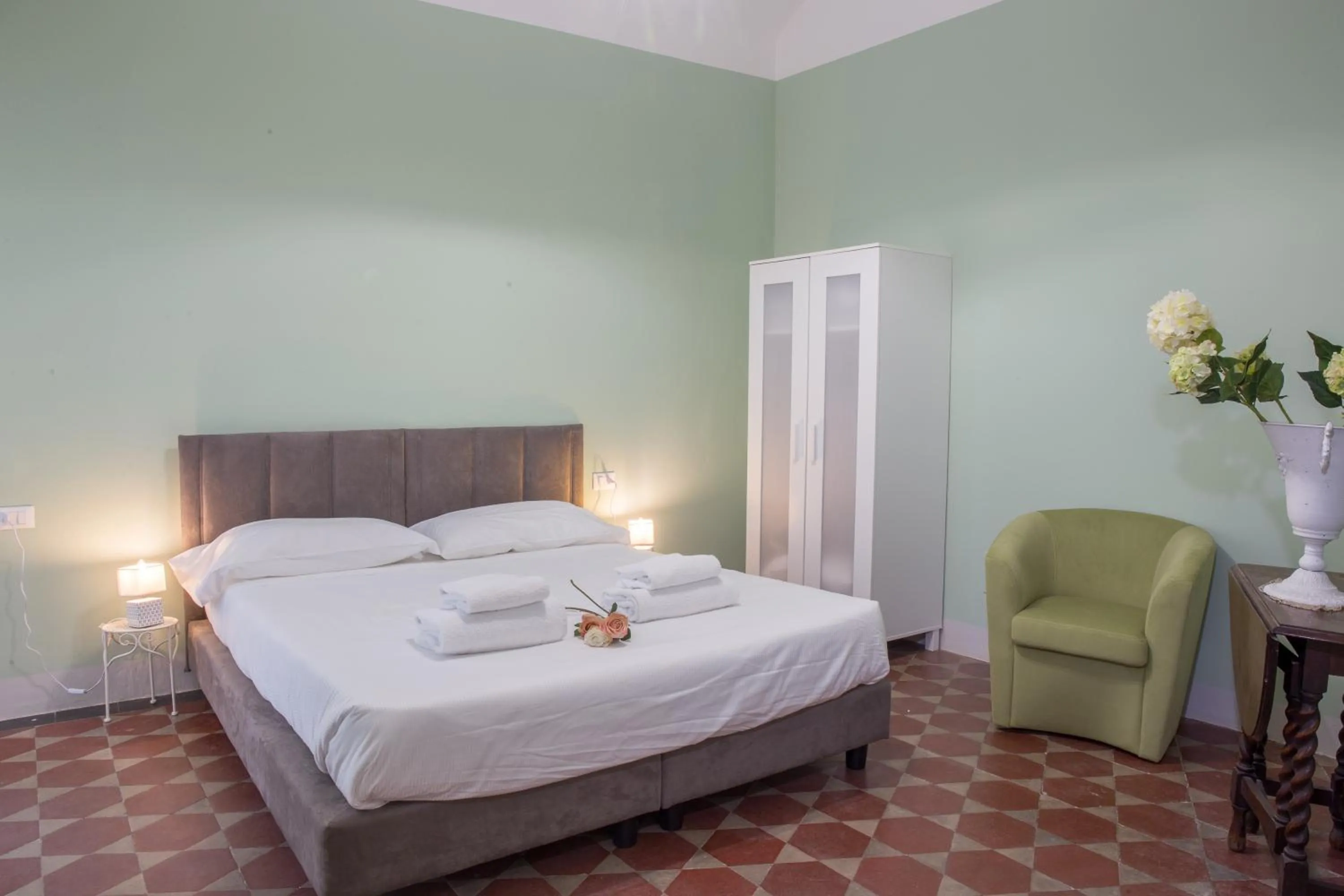 Bed in Pilastri Majestic Garden by Mmega