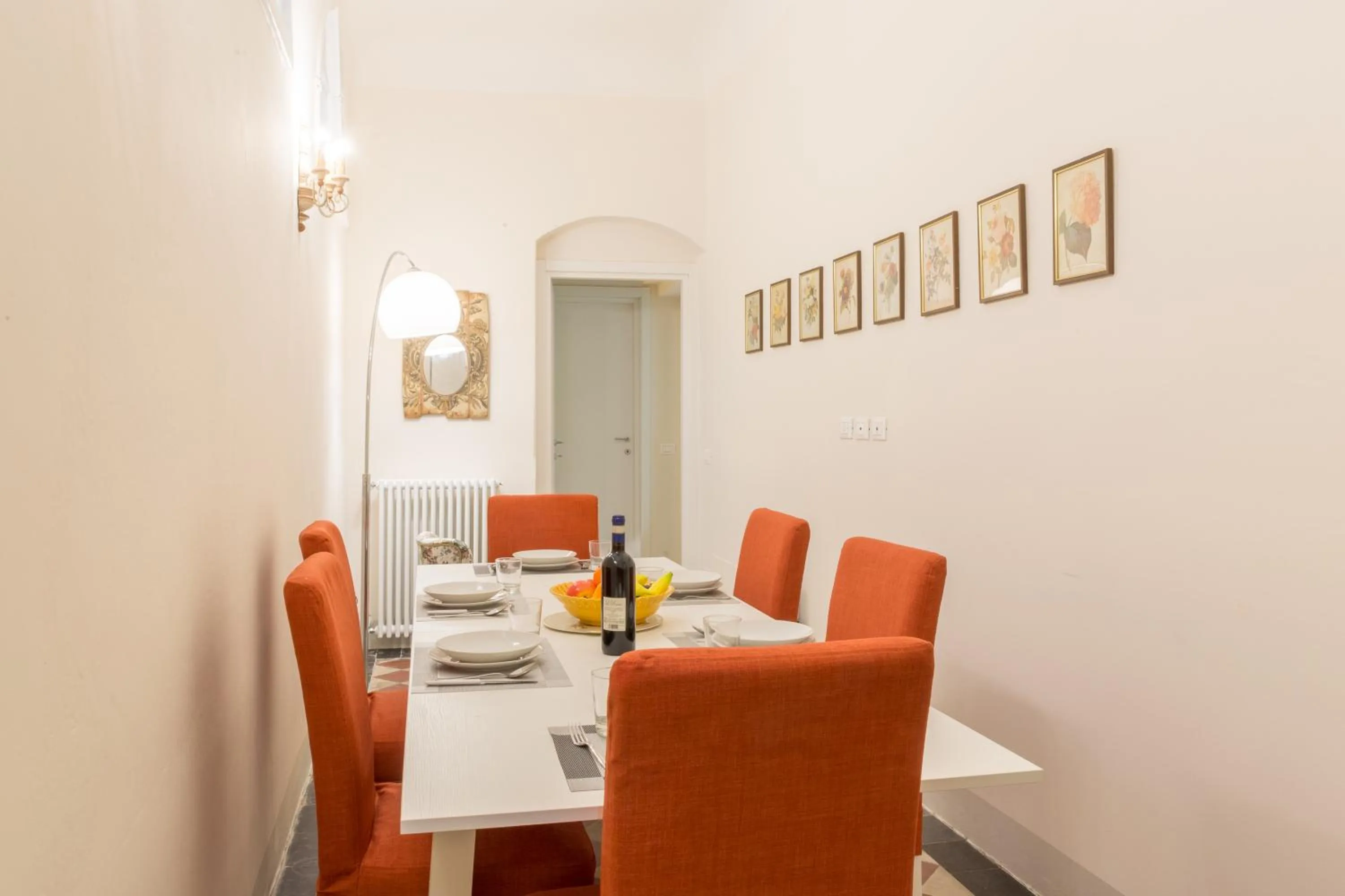 Dining area in Pilastri Majestic Garden by Mmega