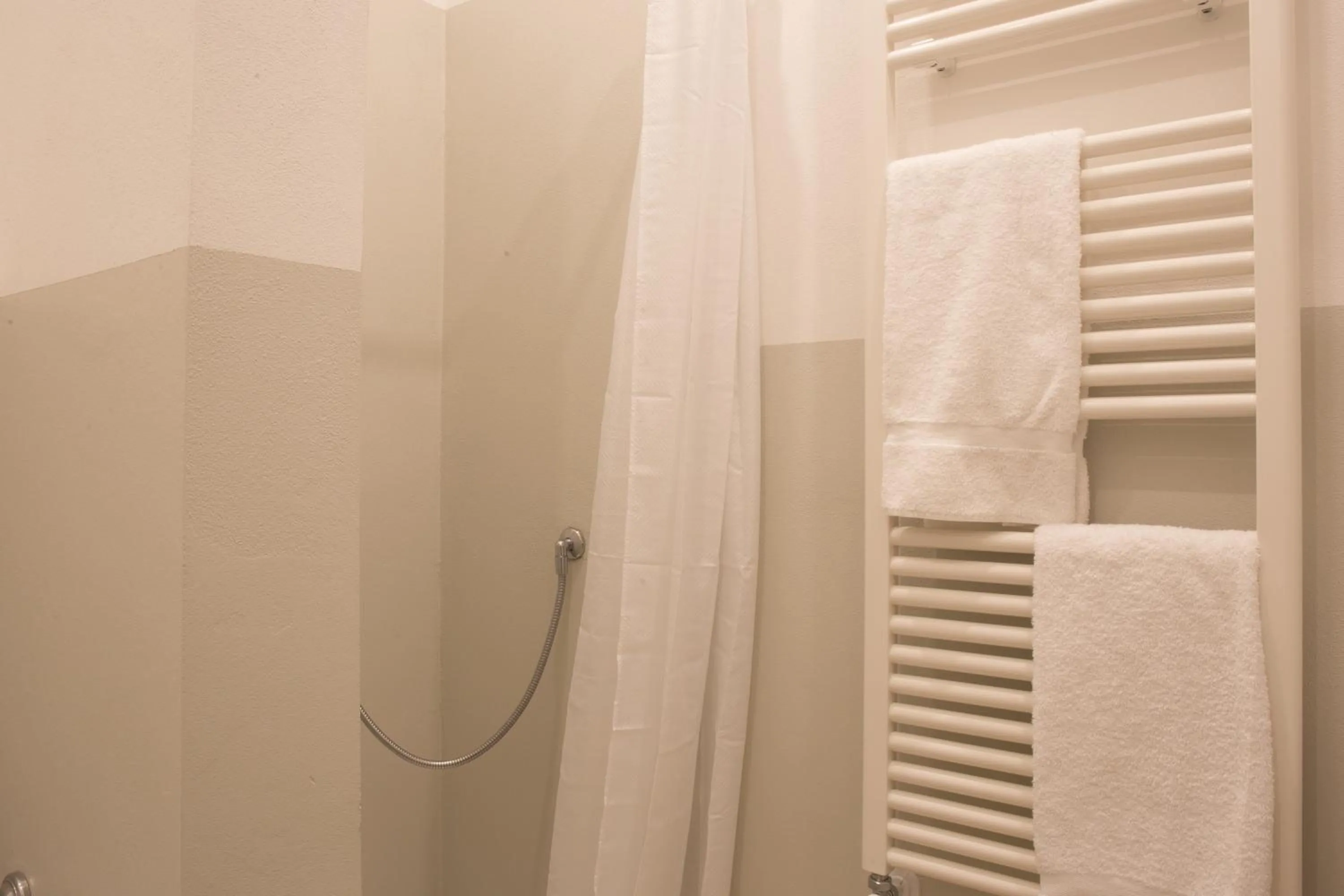 Shower in Pilastri Majestic Garden by Mmega