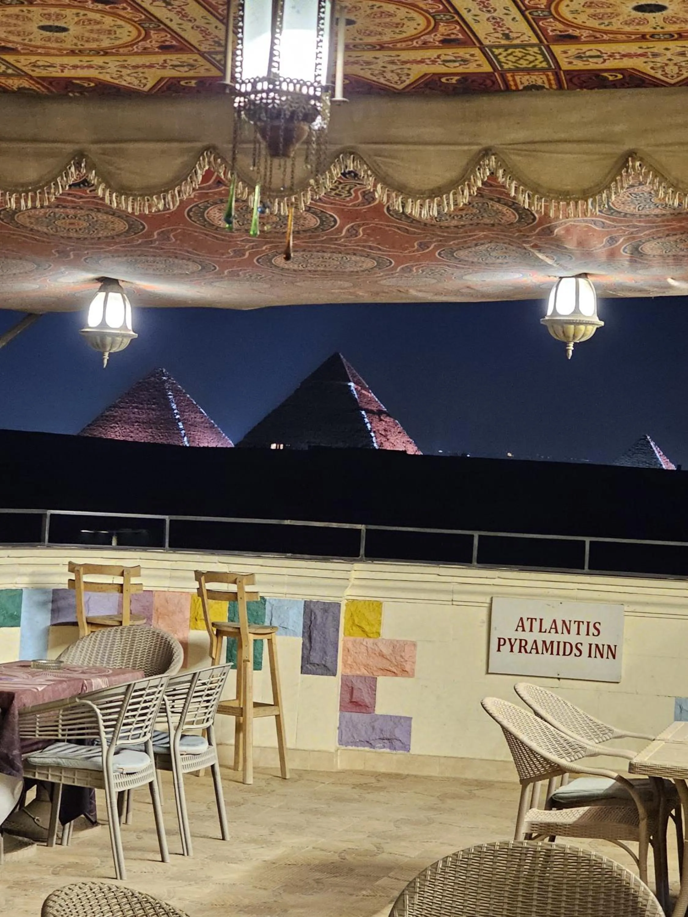 Restaurant/places to eat in Atlantis Pyramids Inn