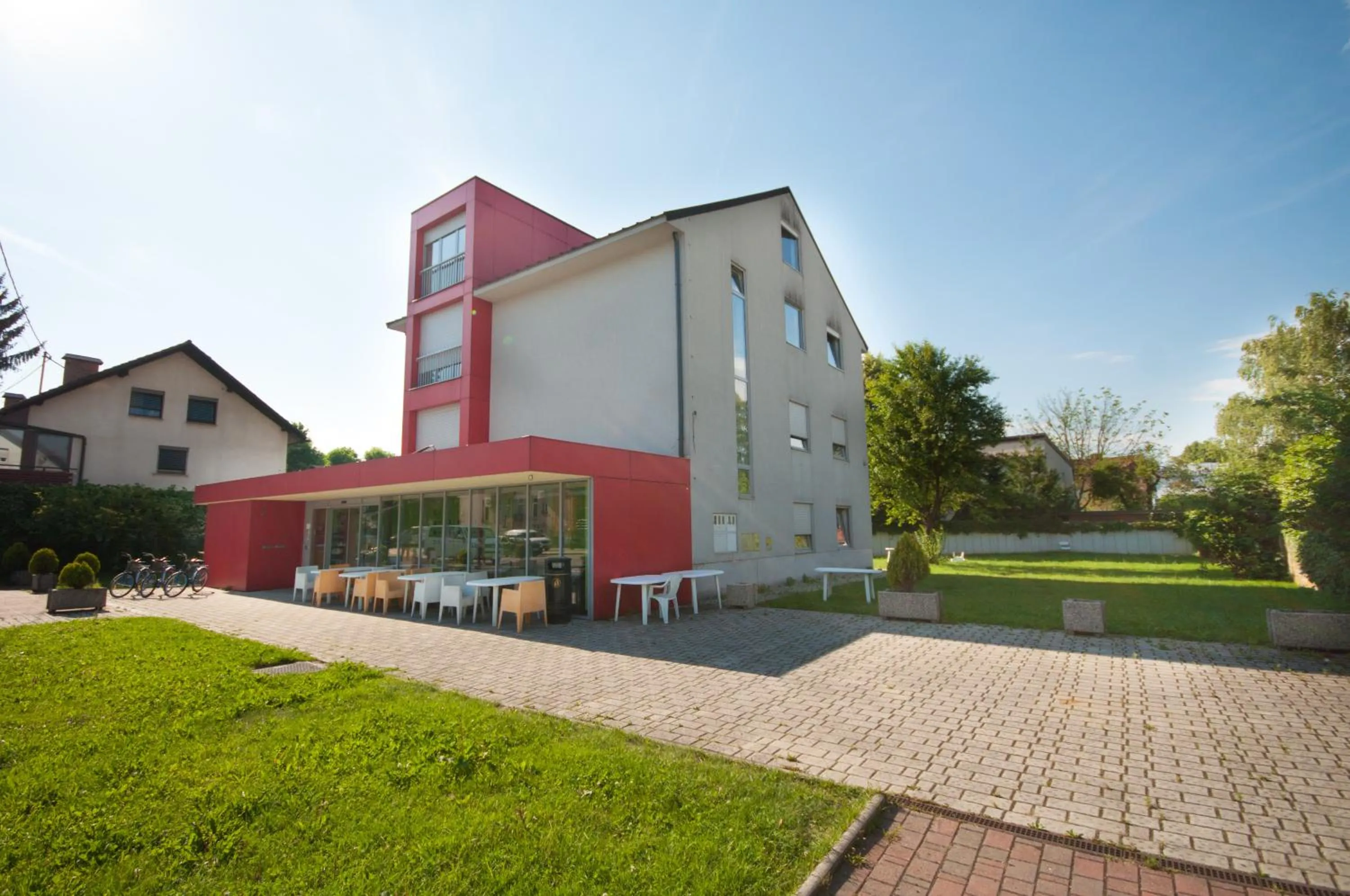 Facade/entrance in Simbol Rooms with free private parking