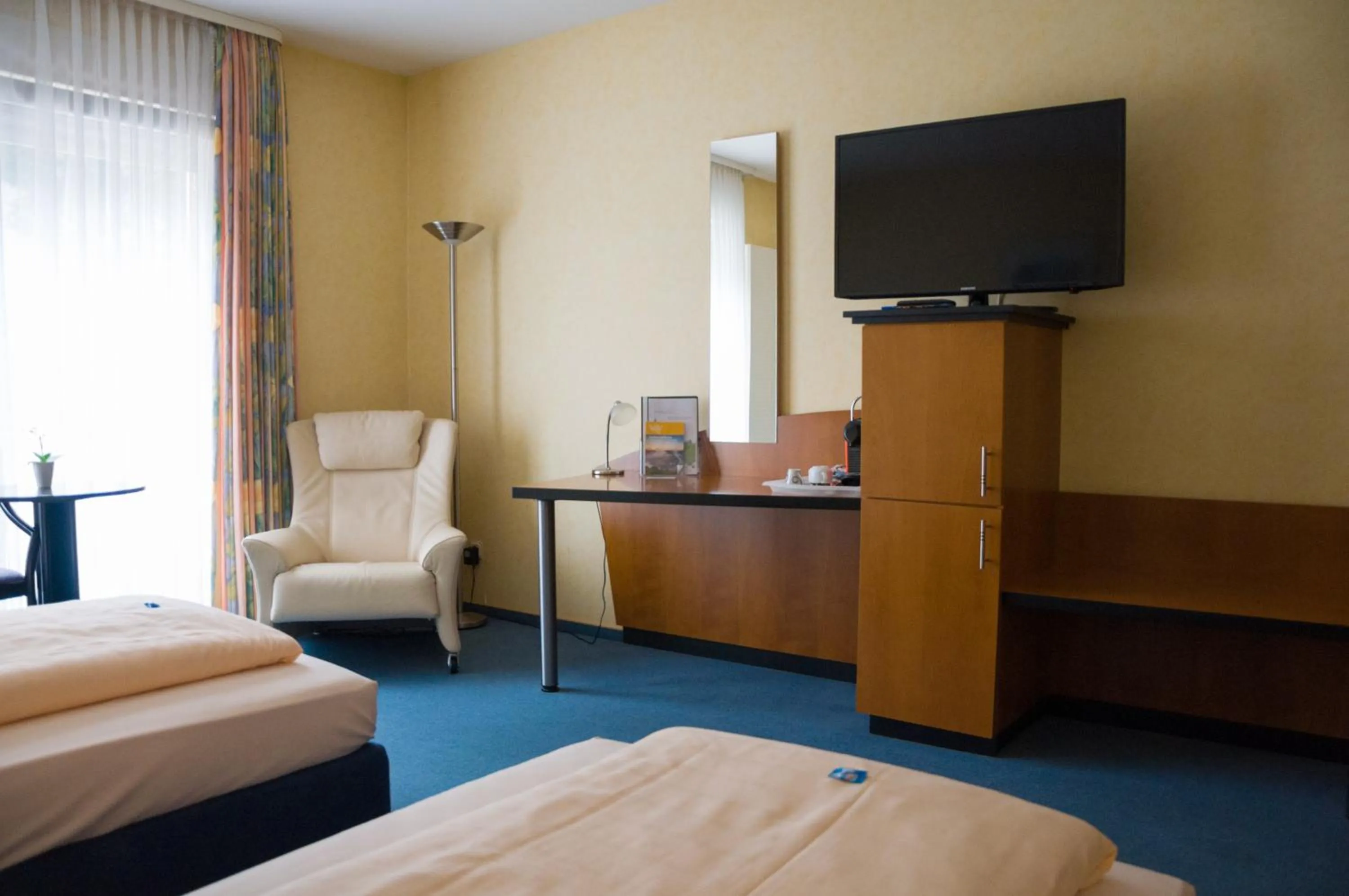 Seating area, Bed in Hotel Stadt Püttlingen