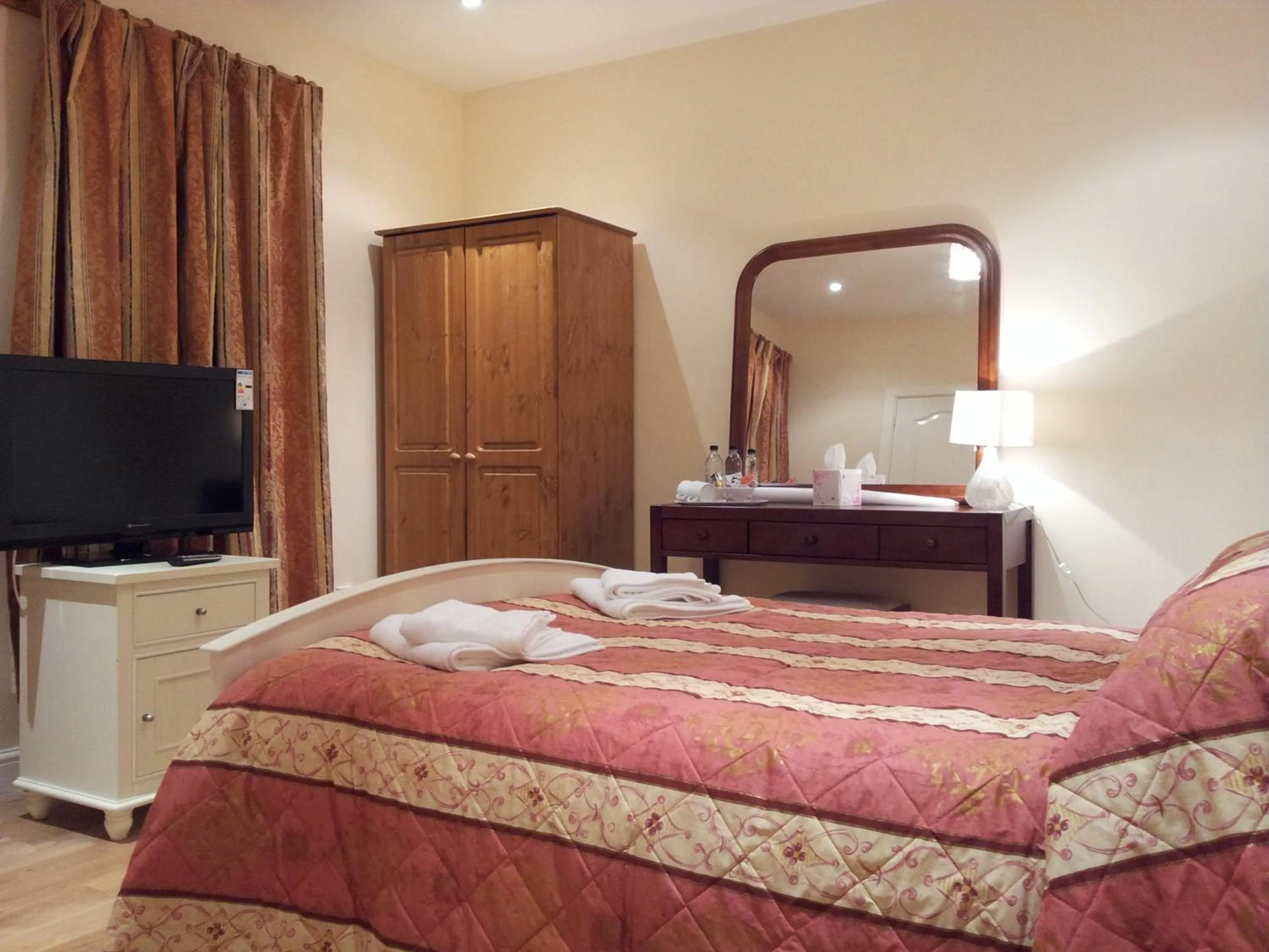 Shower, Bed in The Dharma Lodge