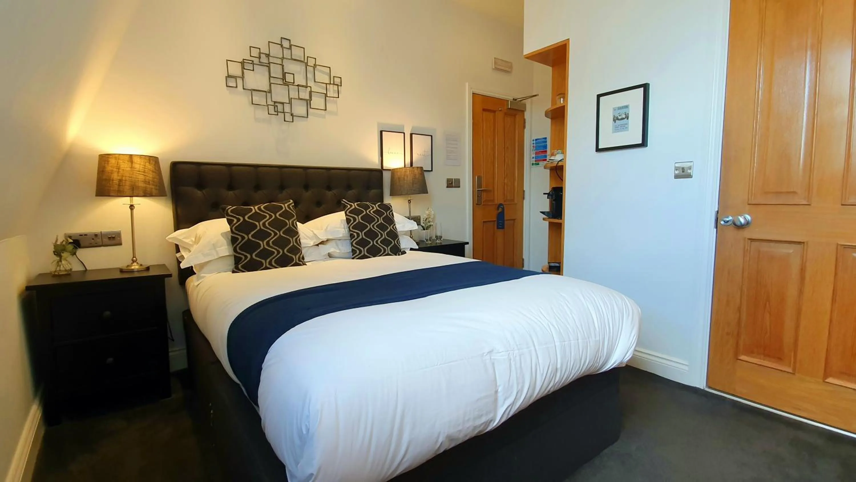 Photo of the whole room, Bed in A Room With A View - Free Parking