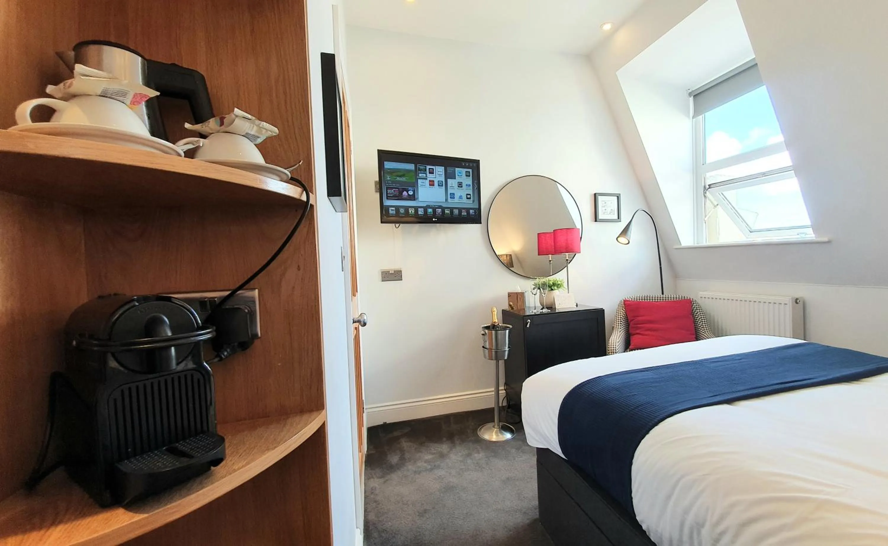 TV and multimedia, Bed in A Room With A View - Free Parking
