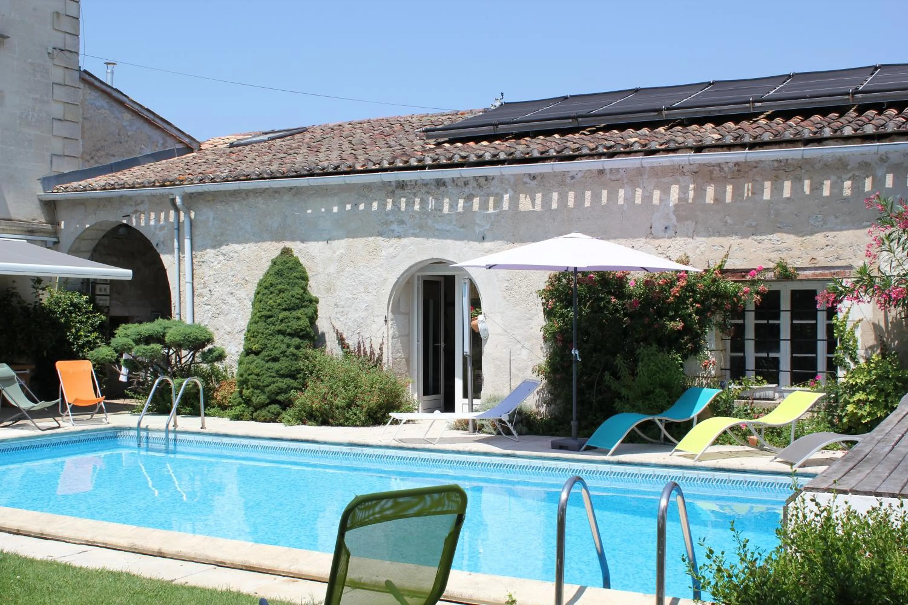 Pool view in Les charmes de Vincent - le loft Cabernet