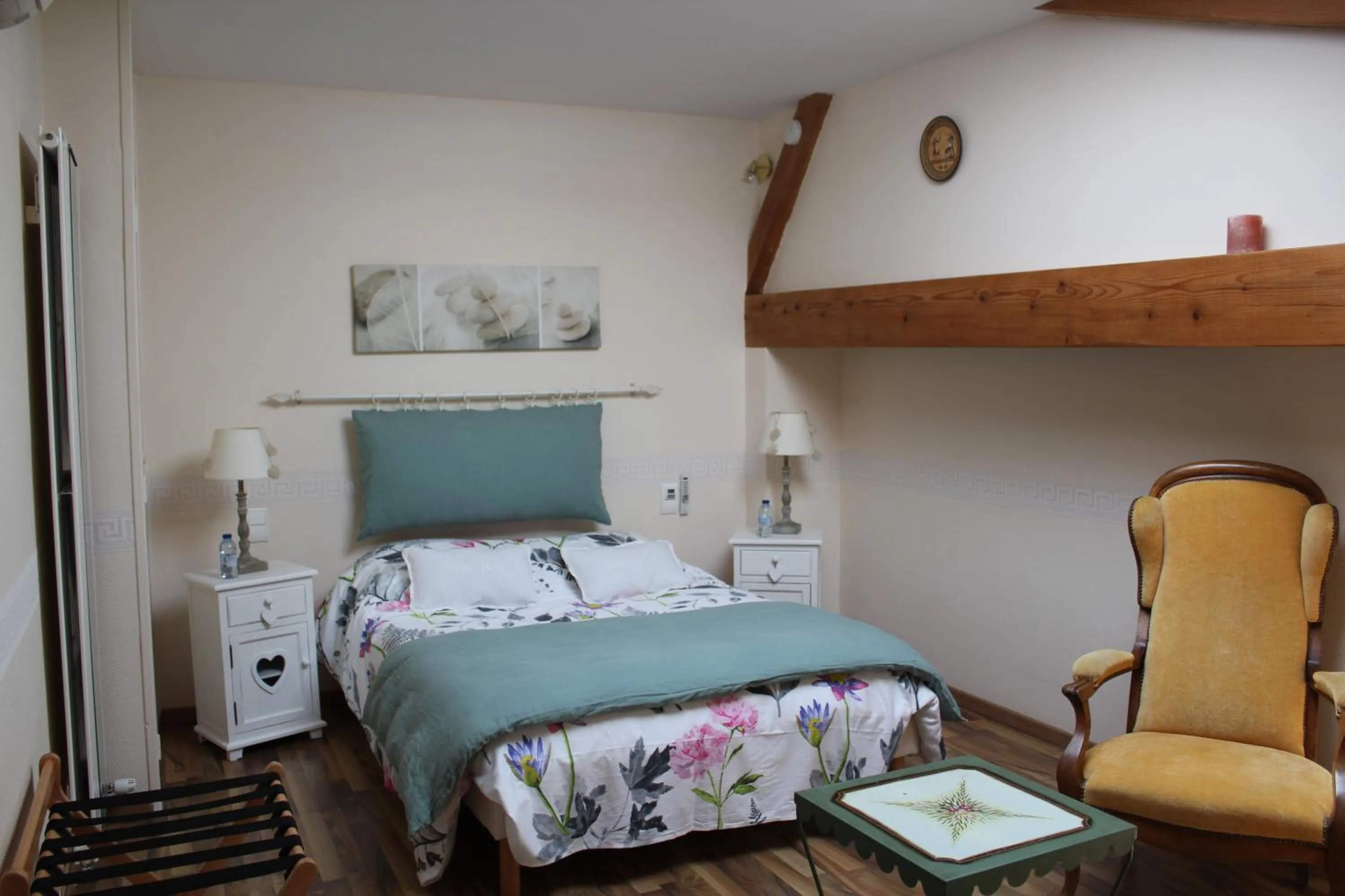 Photo of the whole room, Bed in Les charmes de Vincent - le loft Cabernet