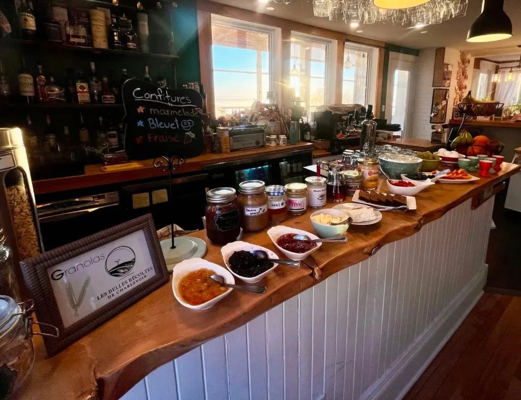 Buffet breakfast in Les Pinsons des Rives