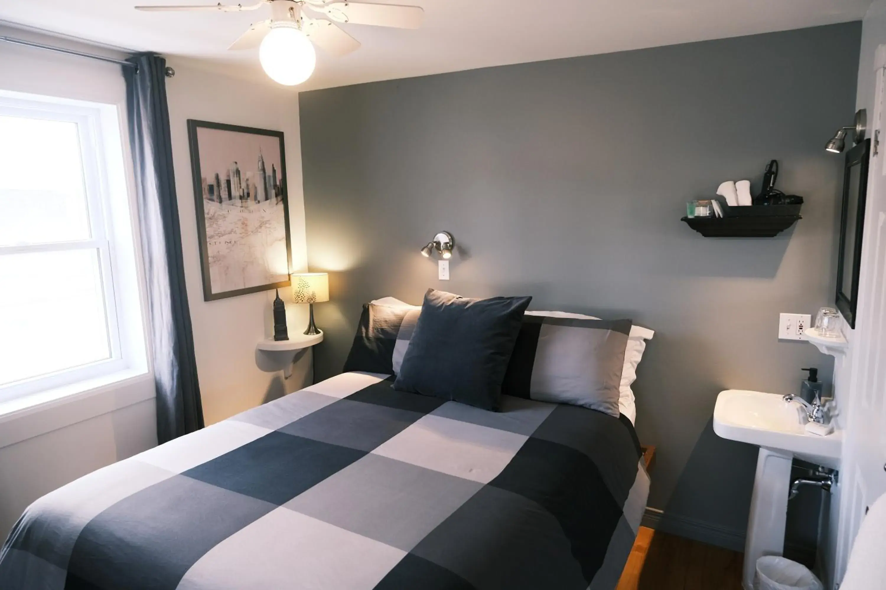 Standard Queen Room in Les Pinsons des Rives Standard Queen Room in Les Pinsons des Rives