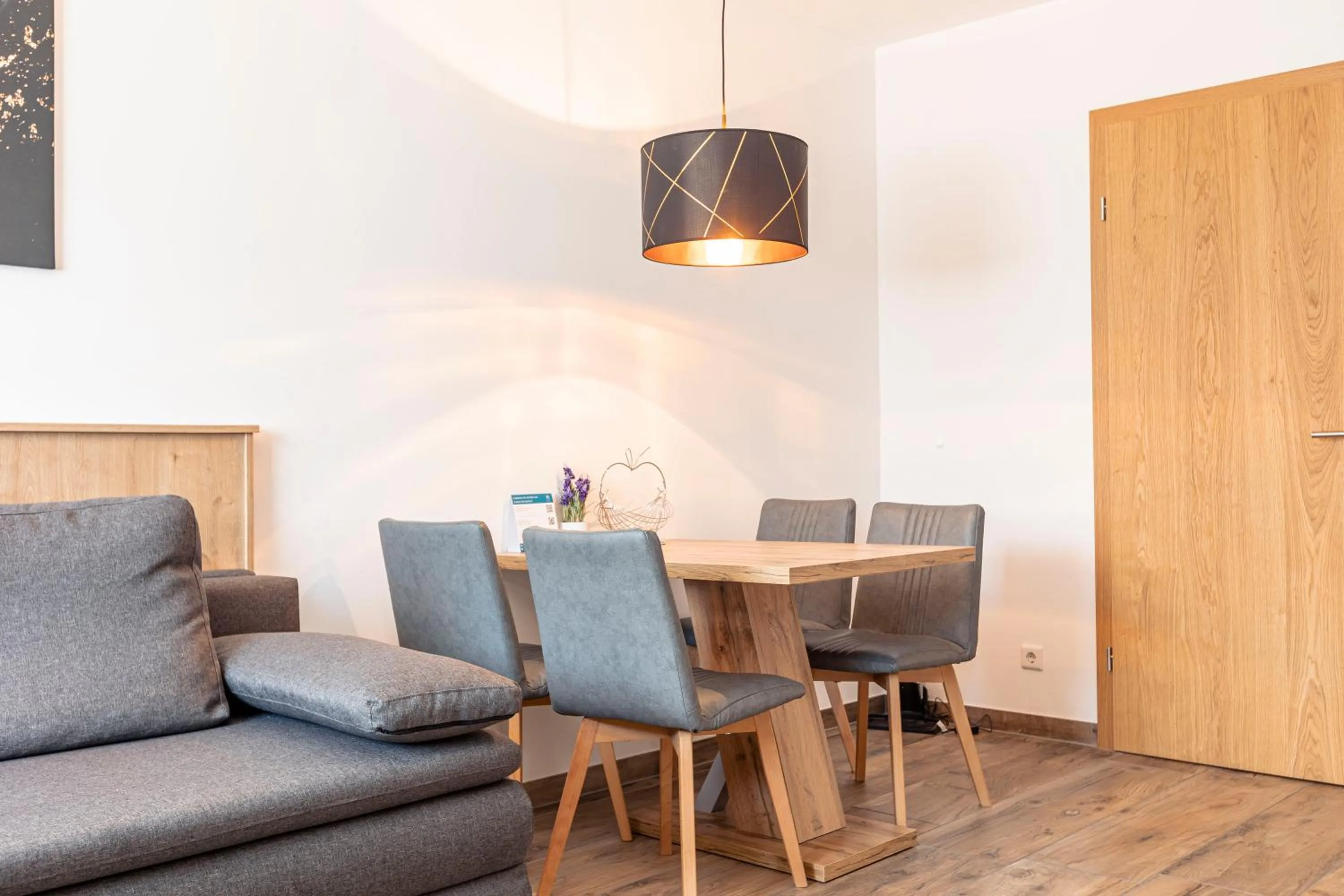 Dining area in Tauernsuites Mitterwirt by ALPS RESORTS