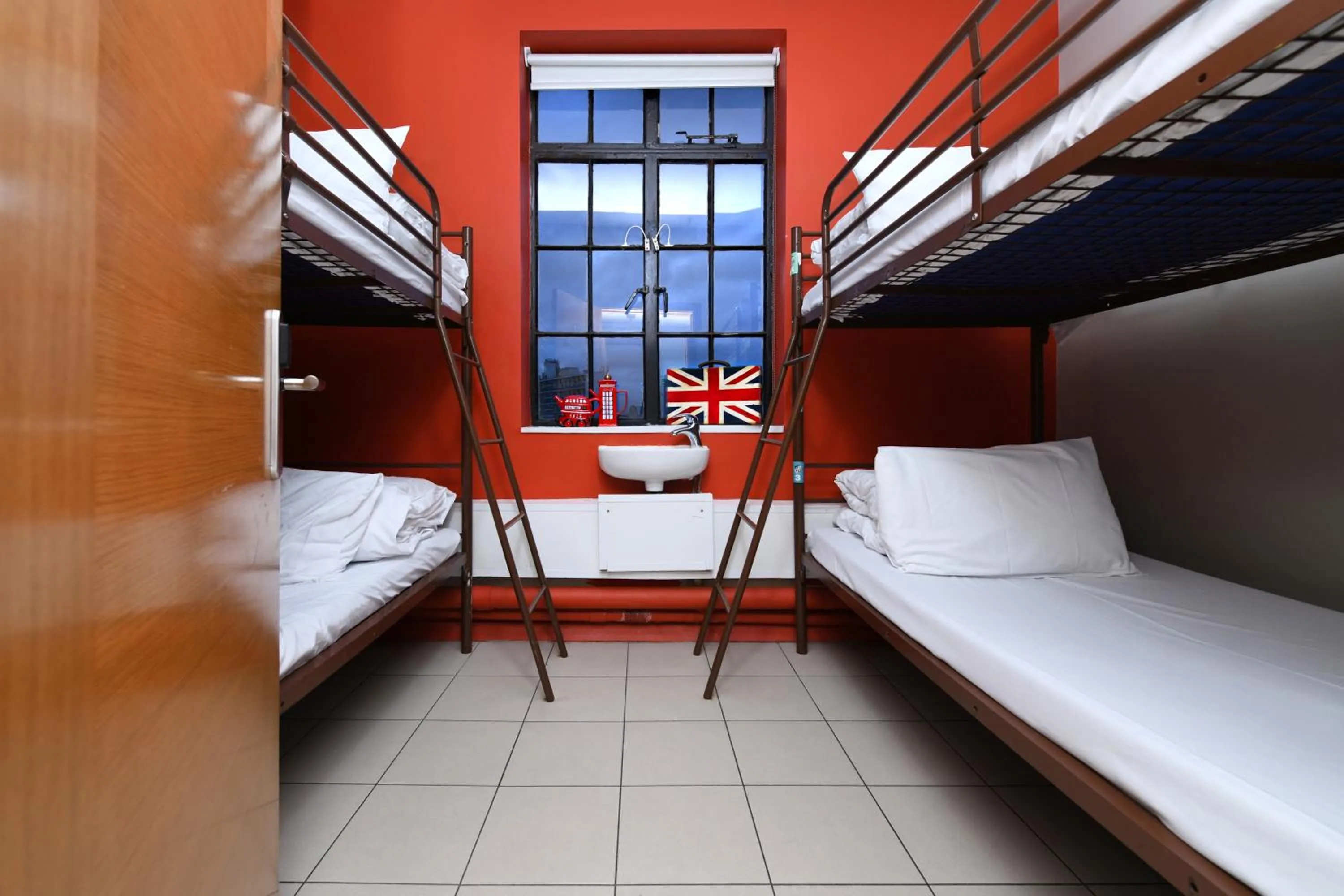 Photo of the whole room, Bed in Rest Up London