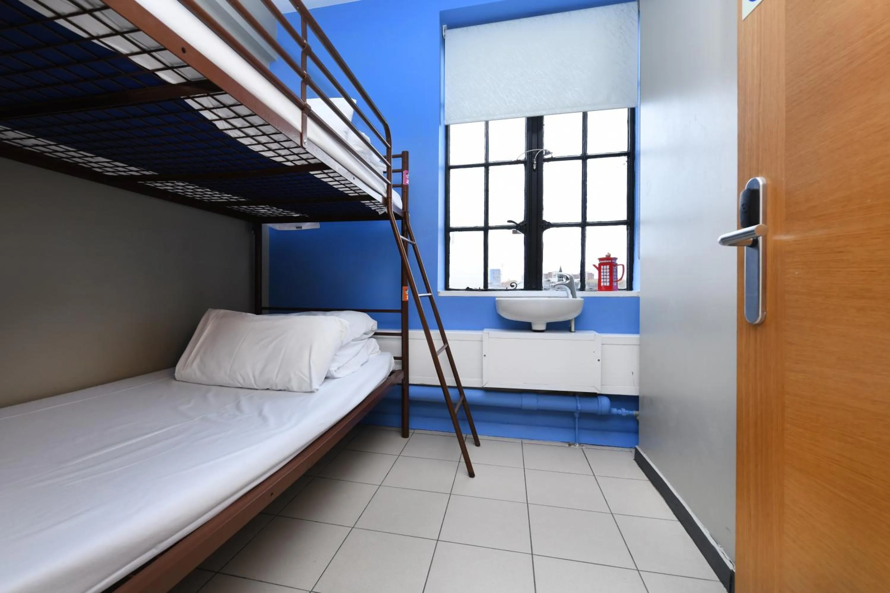 Photo of the whole room, Bed in Rest Up London