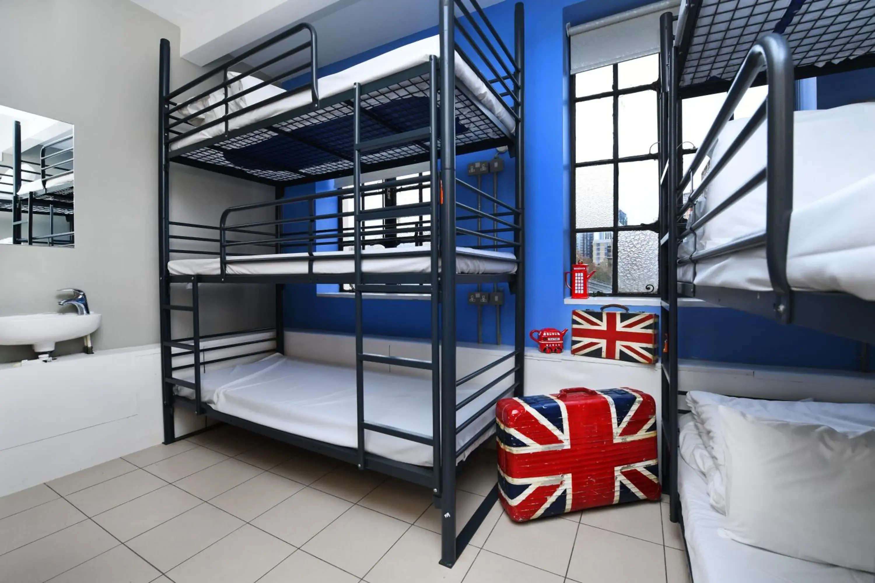 Private Room for 6 with Shared Bathroom in Rest Up London Private Room for 6 with Shared Bathroom in Rest Up London