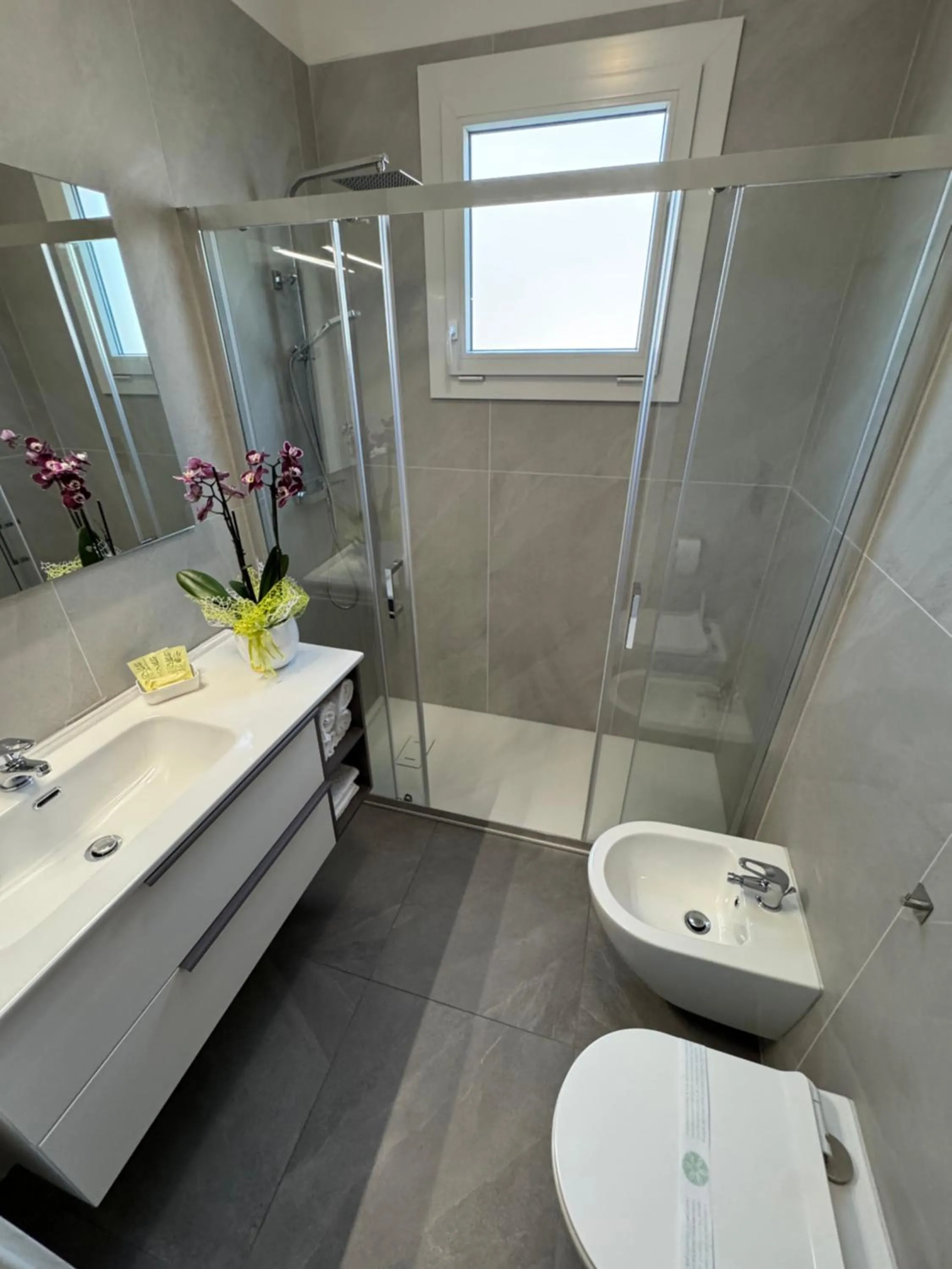 Shower in Hotel Eden