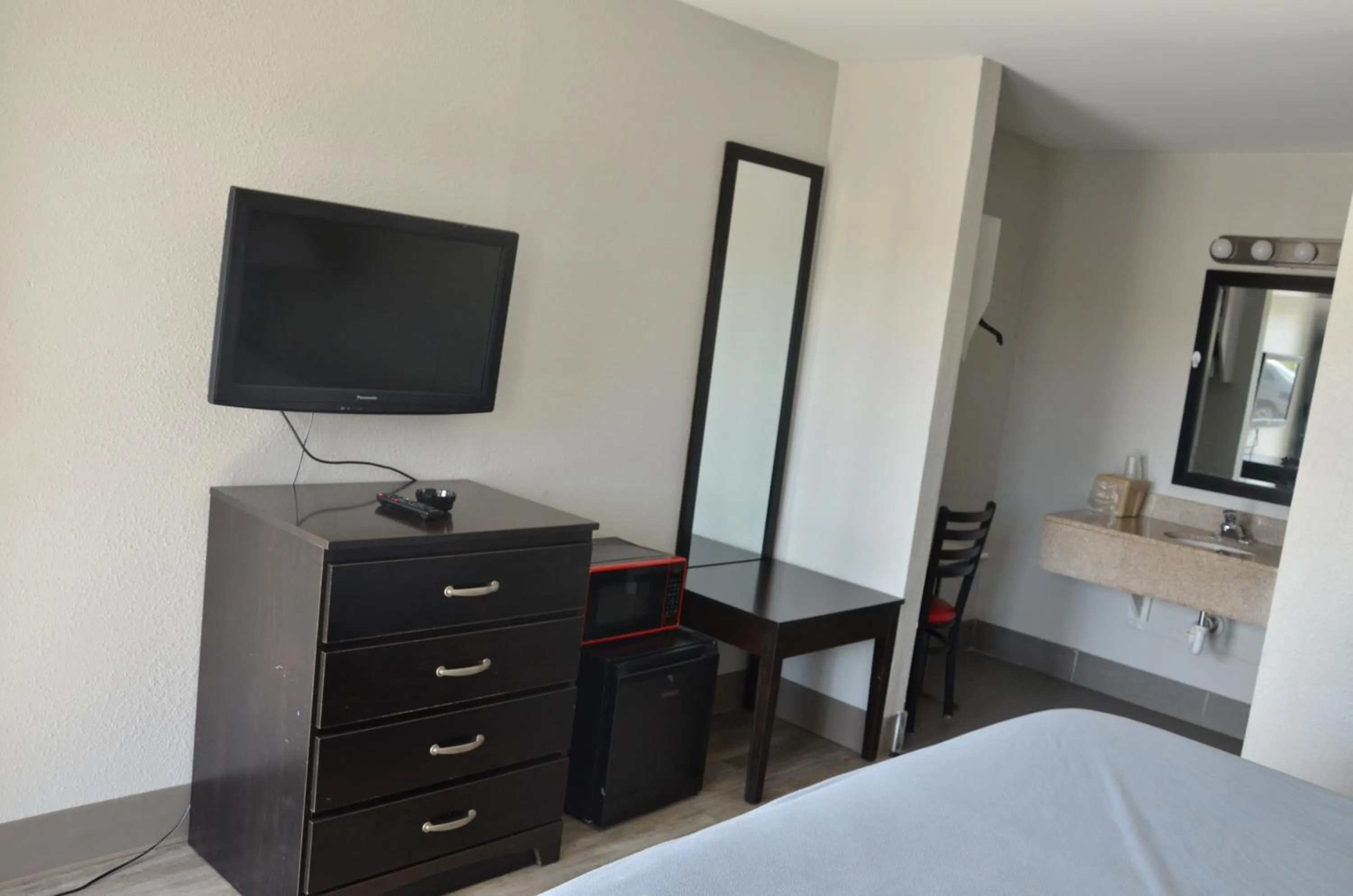 Communal lounge/ TV room, Bed in My Home & Suites Covington