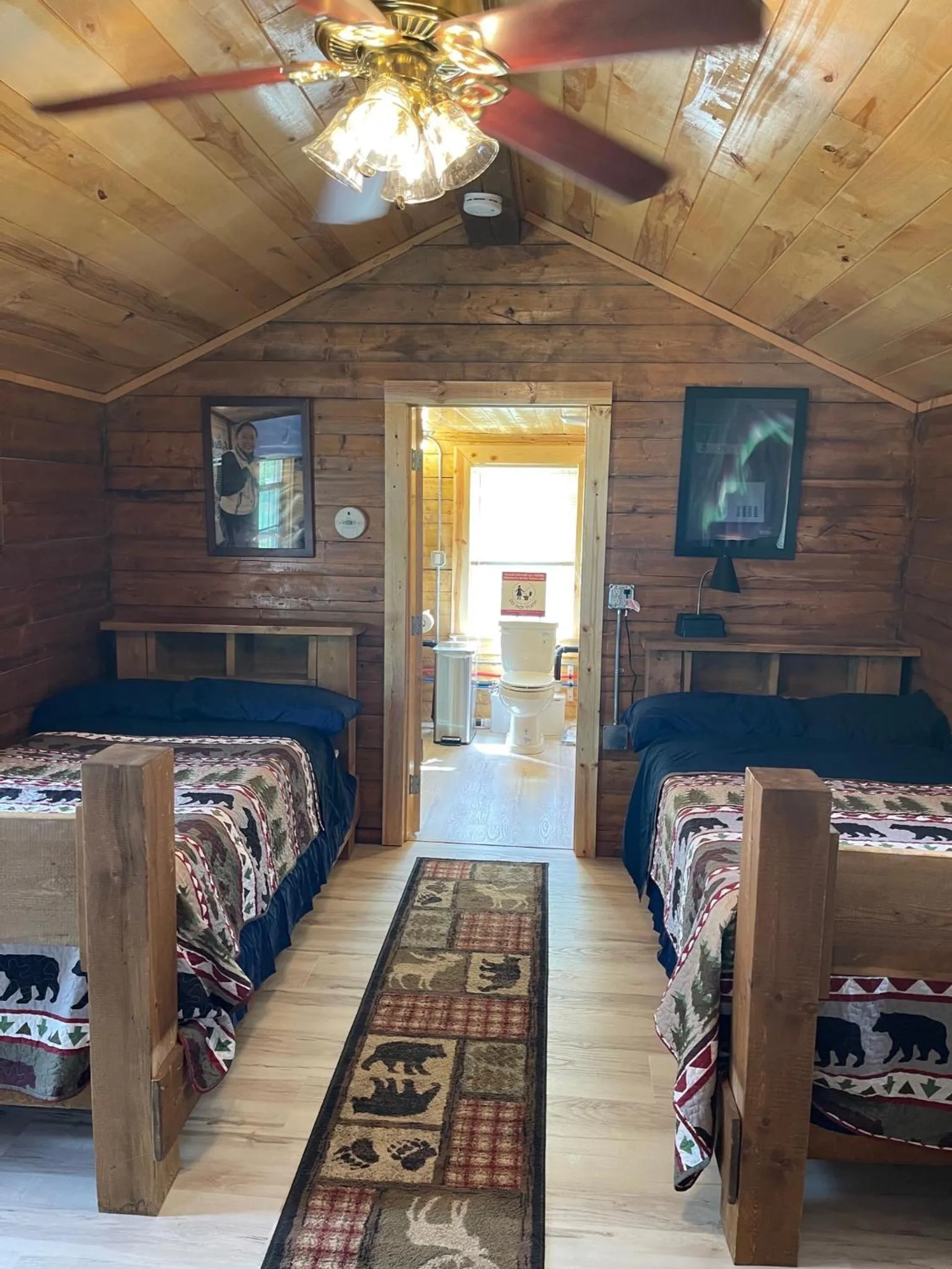 Bed in Alaska Log Cabins on the Pond