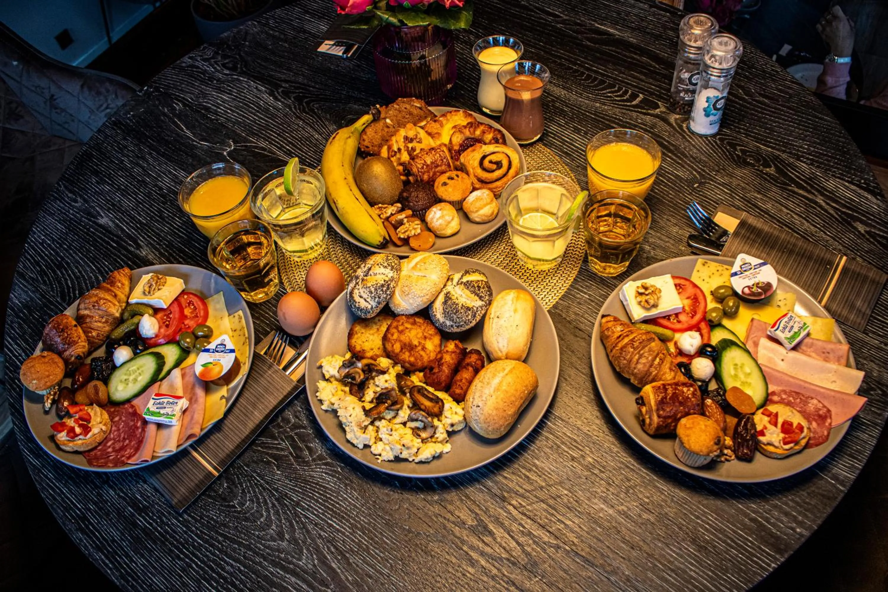 Breakfast in Grand Hotel Downtown