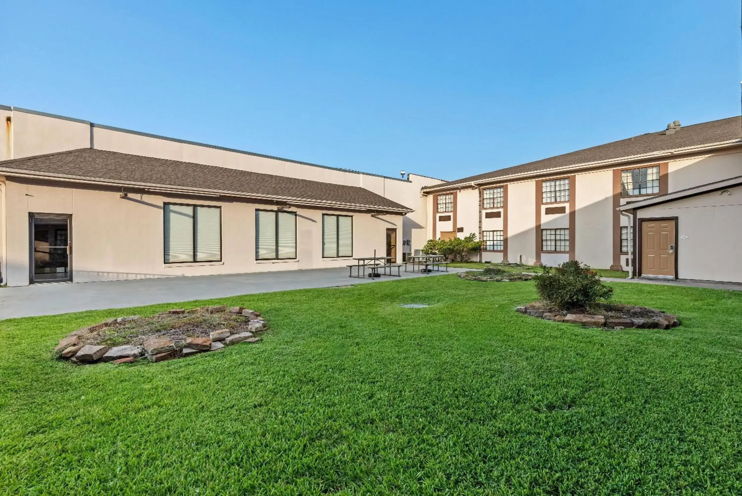 Inner courtyard view in Baymont by Wyndham Port Arthur - Groves Area Inner courtyard view in Baymont by Wyndham Port Arthur - Groves Area