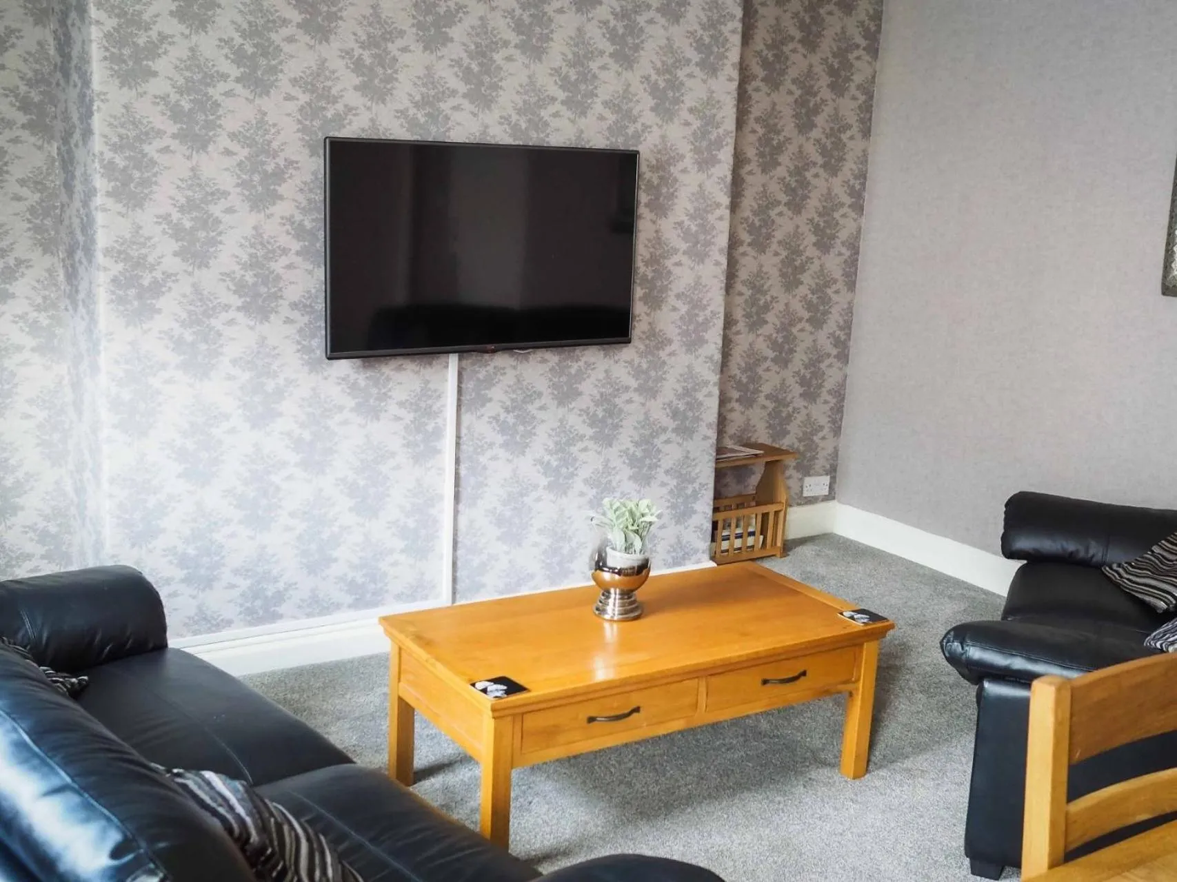 TV and multimedia in The Derby Hotel