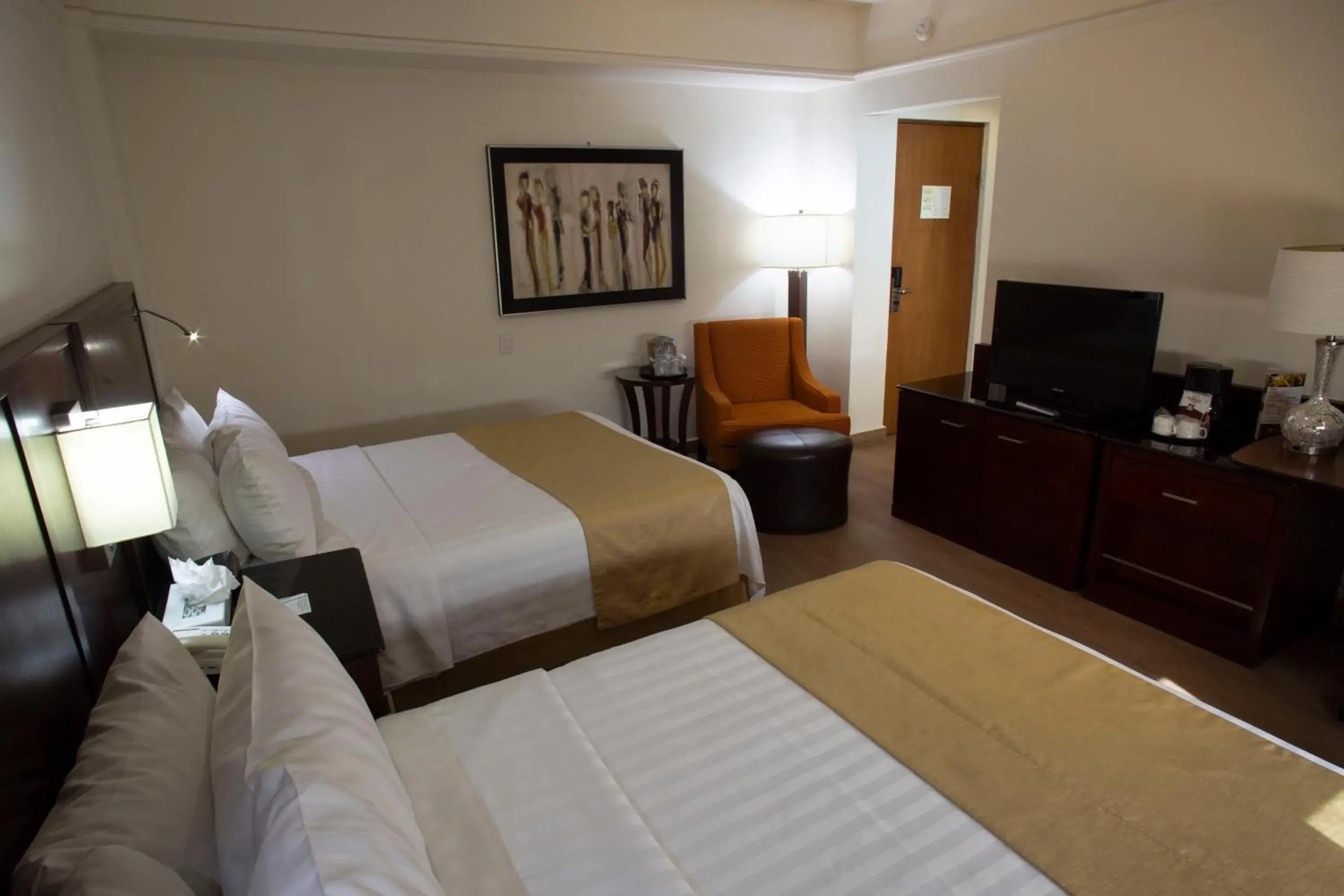 Communal lounge/ TV room, Bed in Best Western Centro Monterrey Communal lounge/ TV room, Bed in Best Western Centro Monterrey