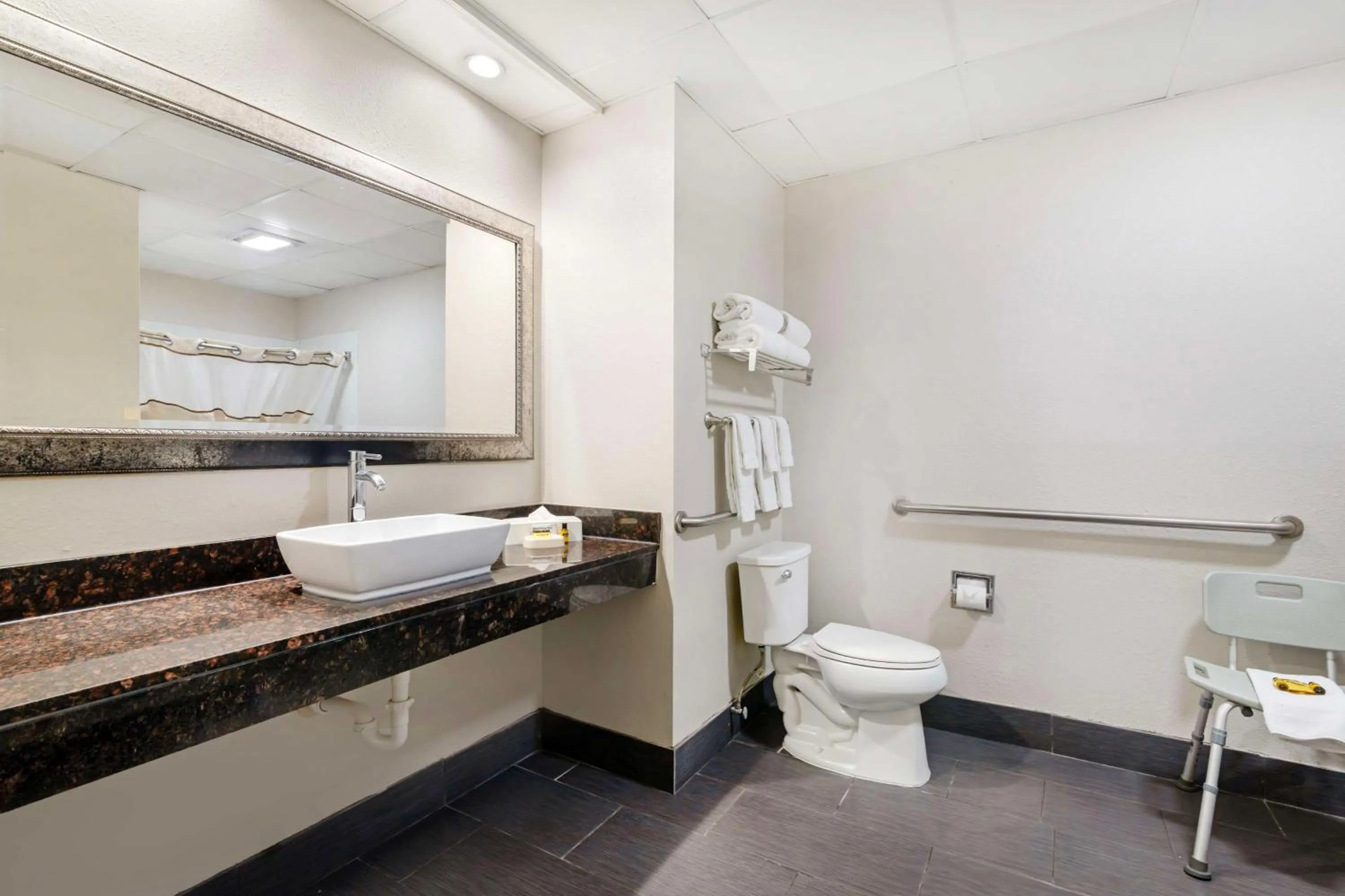 Bathroom in Best Western Savannah Airport Inn & Suites