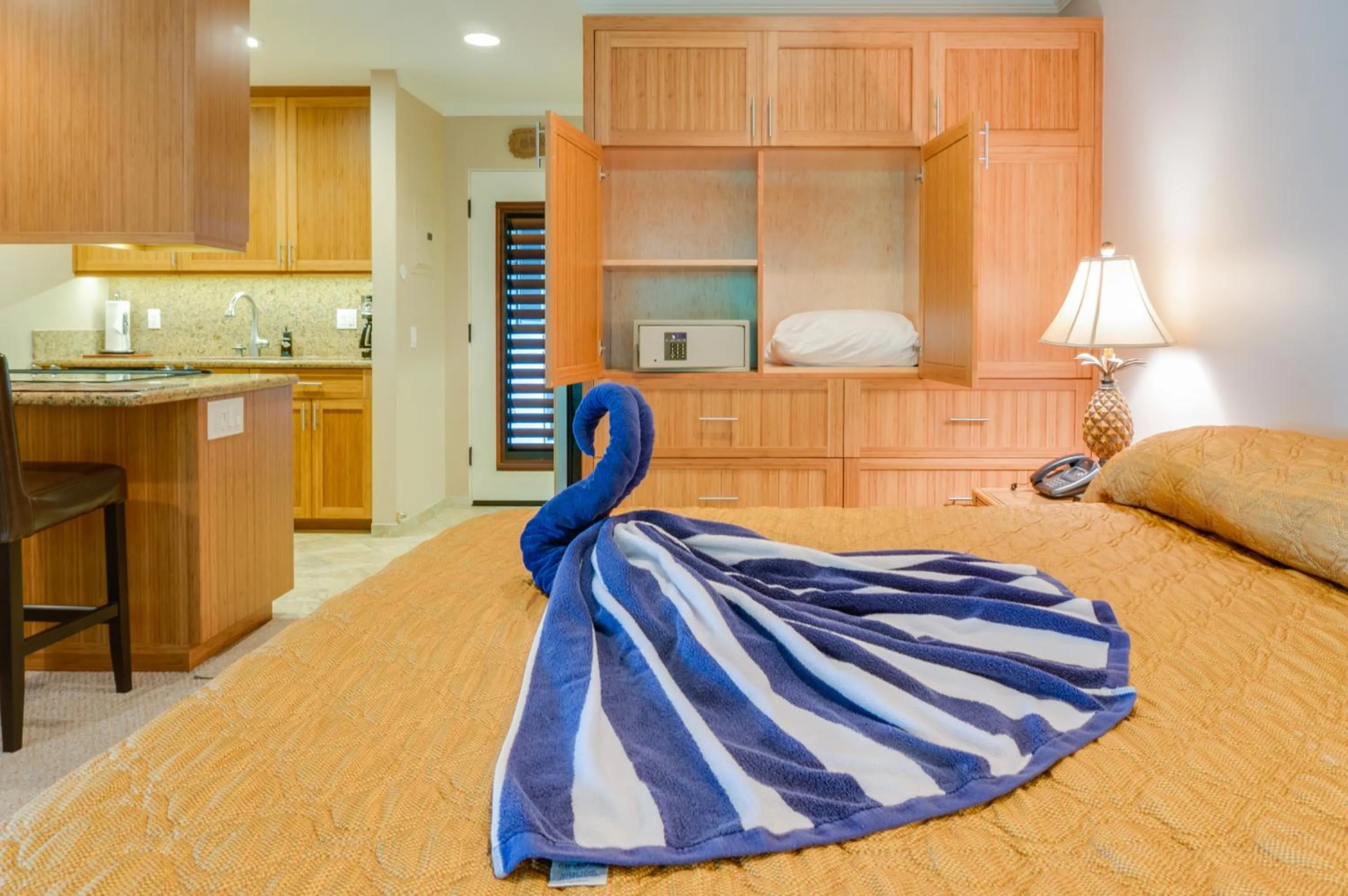 Photo of the whole room, Bed in Hale Napili
