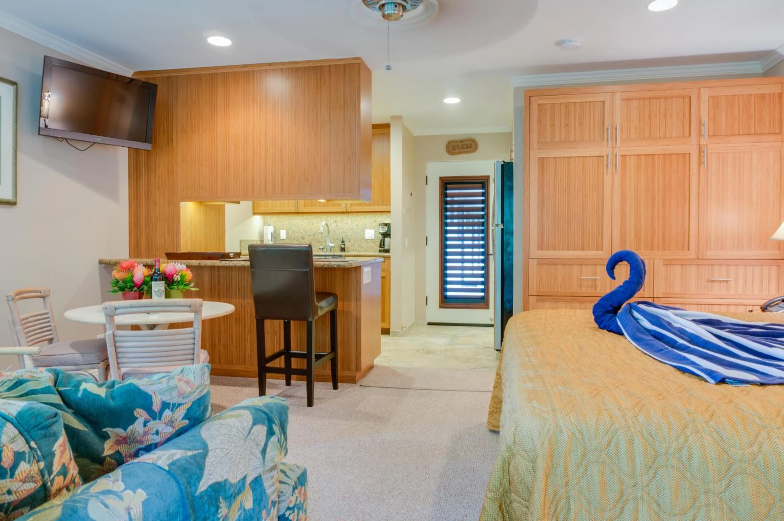 Photo of the whole room, Bed in Hale Napili