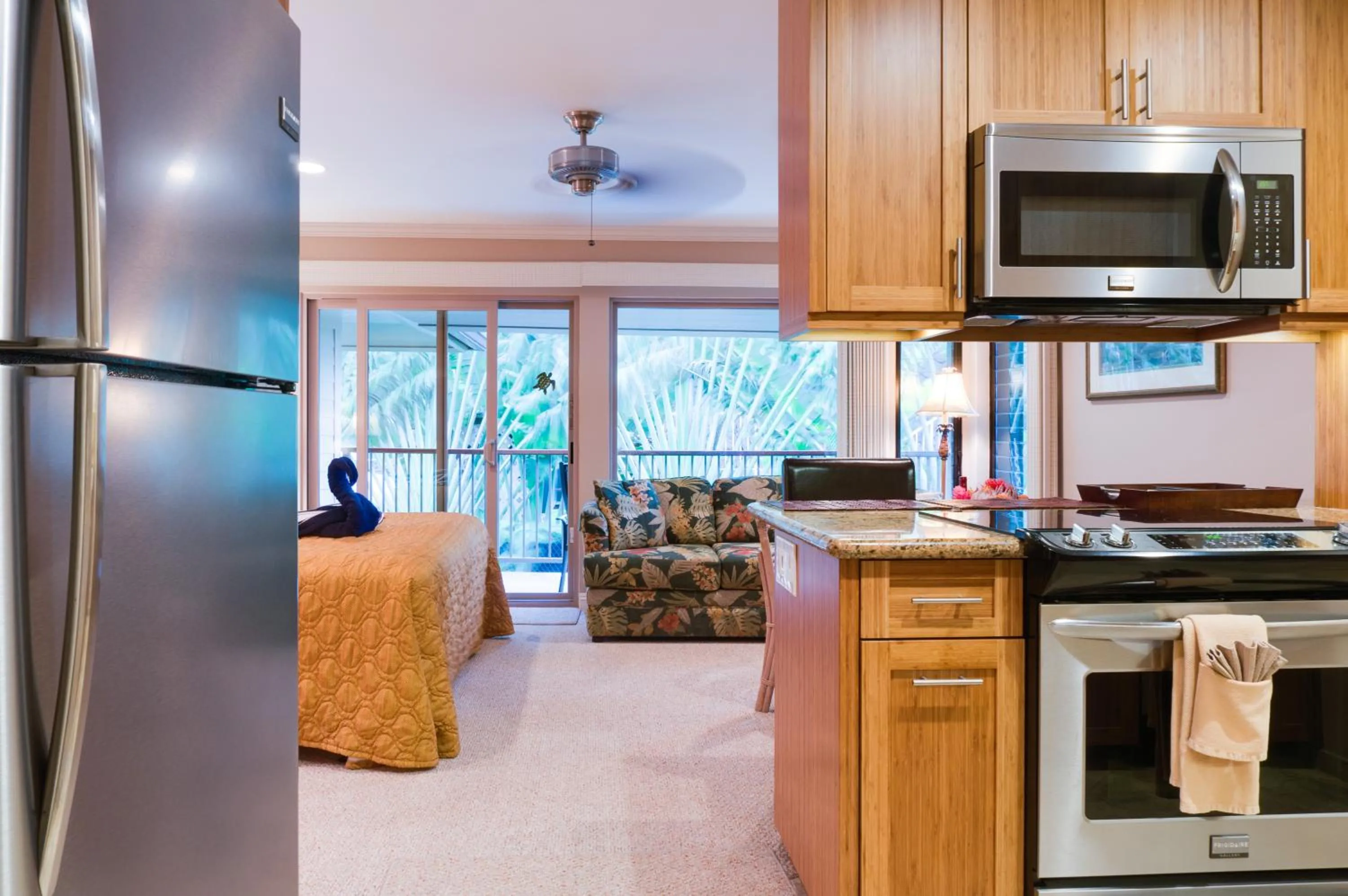 Photo of the whole room in Hale Napili