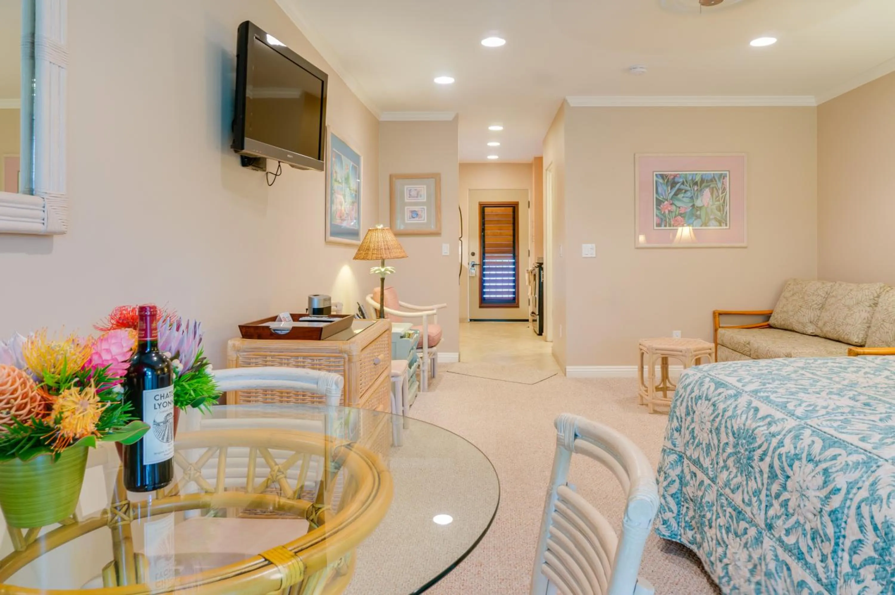 Photo of the whole room, Bed in Hale Napili
