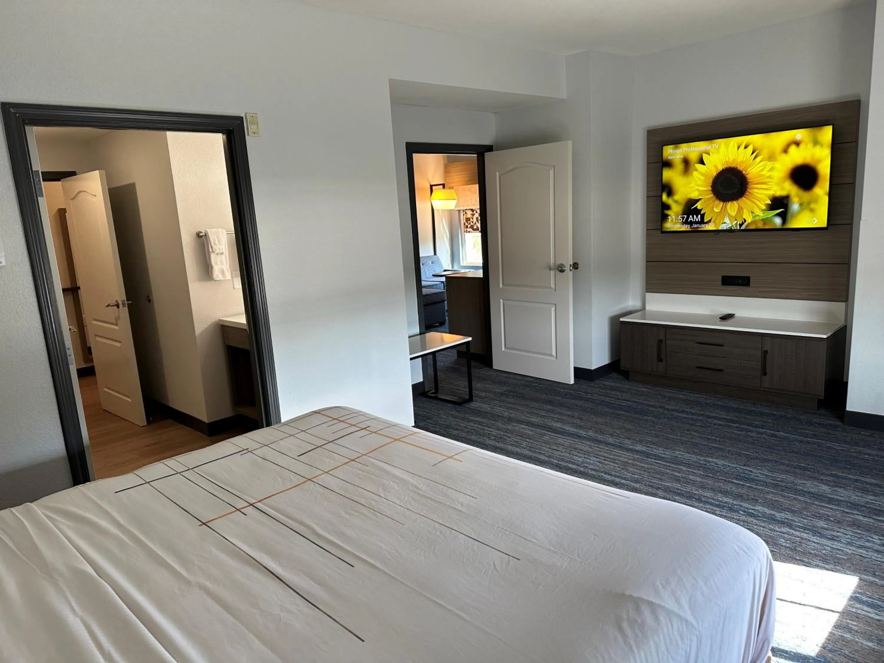 Bedroom, Bed in La Quinta by Wyndham Macon West