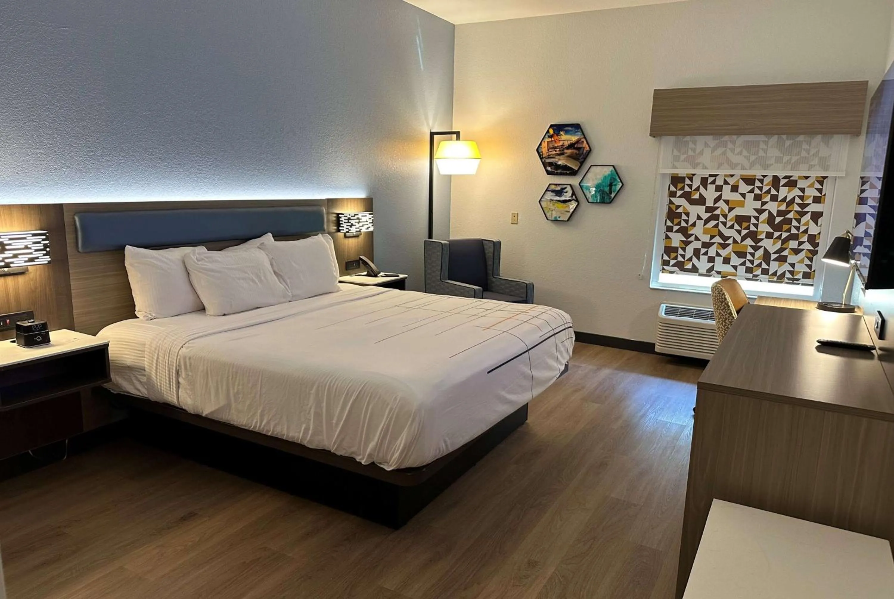 Photo of the whole room, Bed in La Quinta by Wyndham Macon West