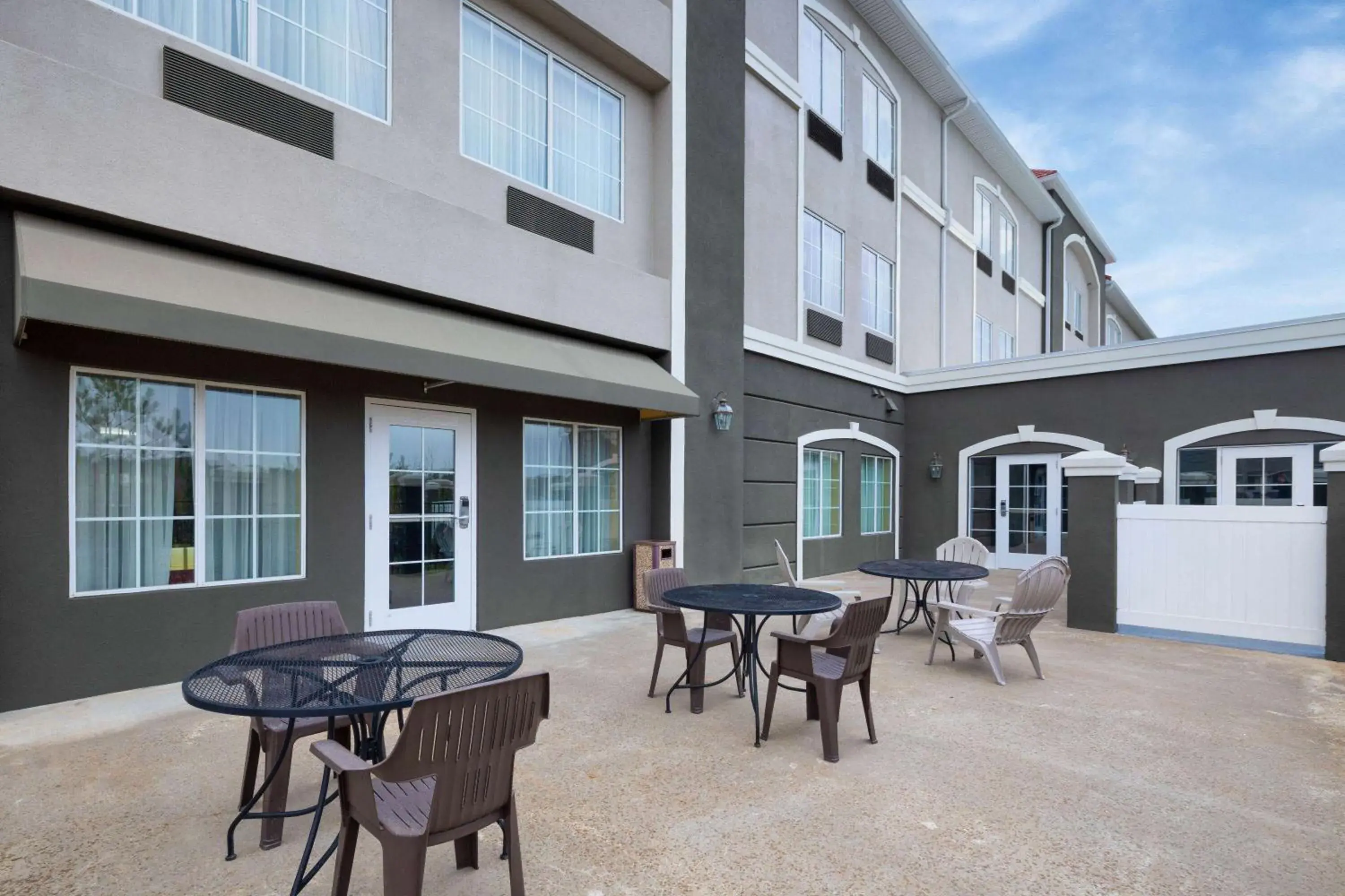 Inner courtyard view in La Quinta by Wyndham Macon West Inner courtyard view in La Quinta by Wyndham Macon West