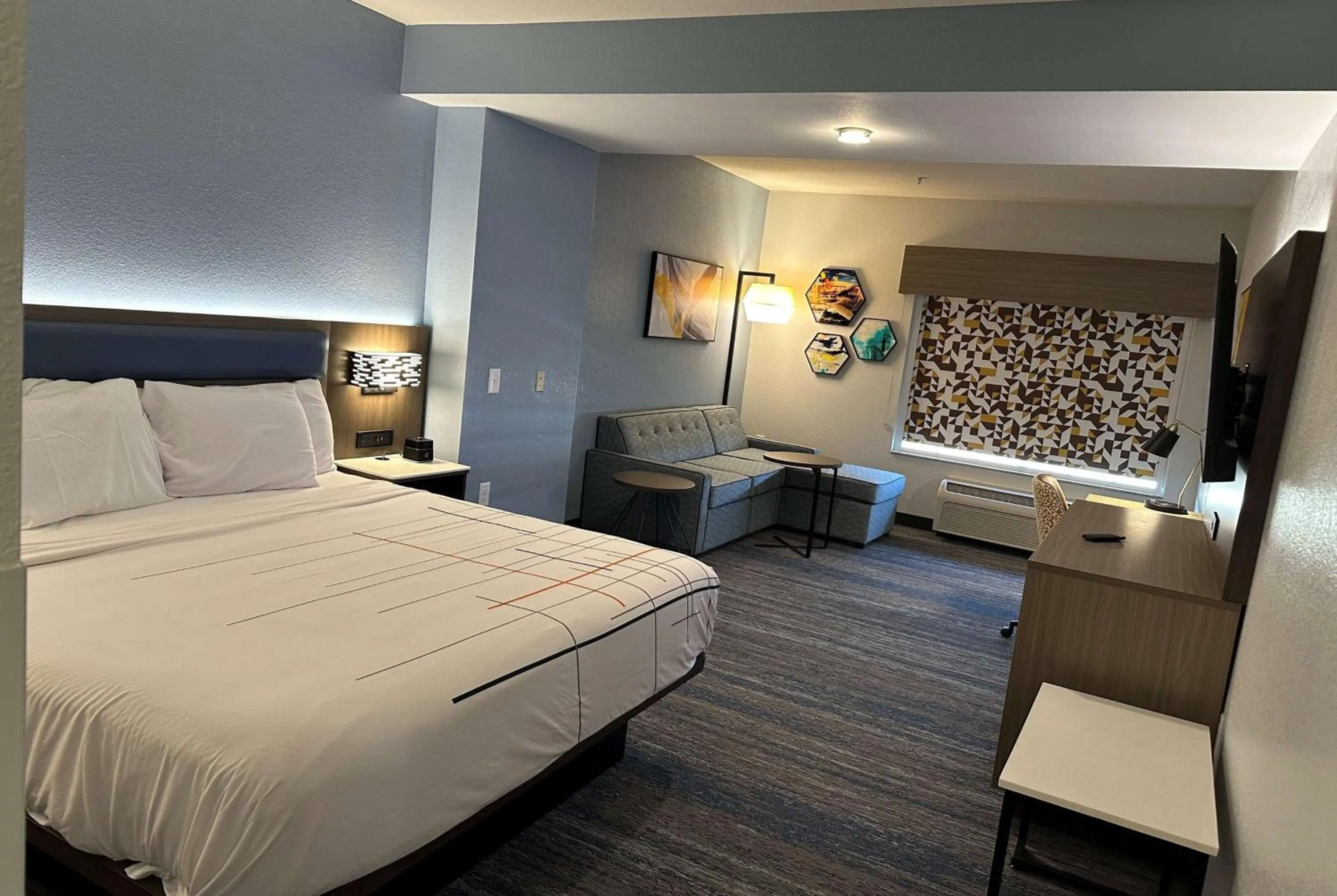 Photo of the whole room, Bed in La Quinta by Wyndham Macon West