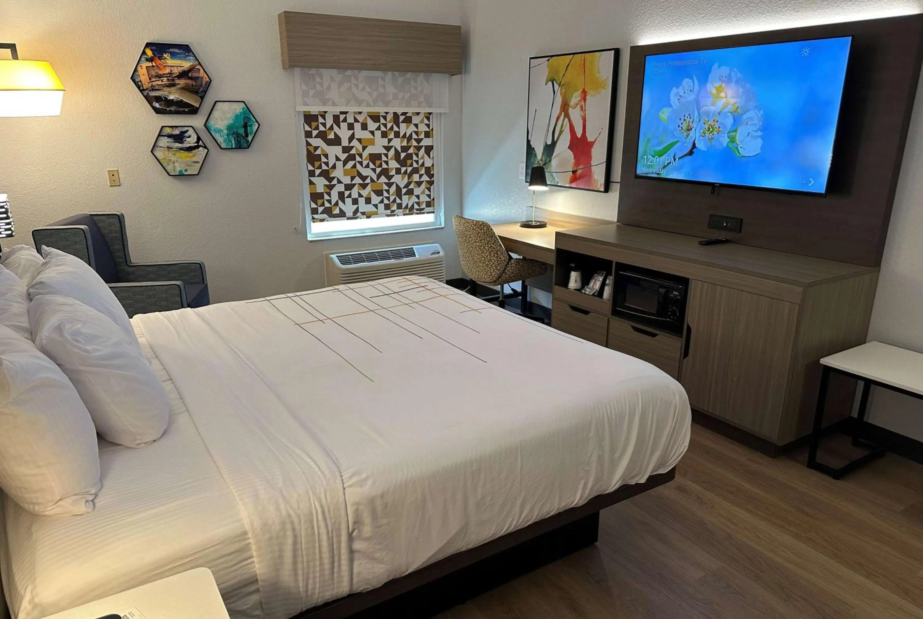 Photo of the whole room, Bed in La Quinta by Wyndham Macon West